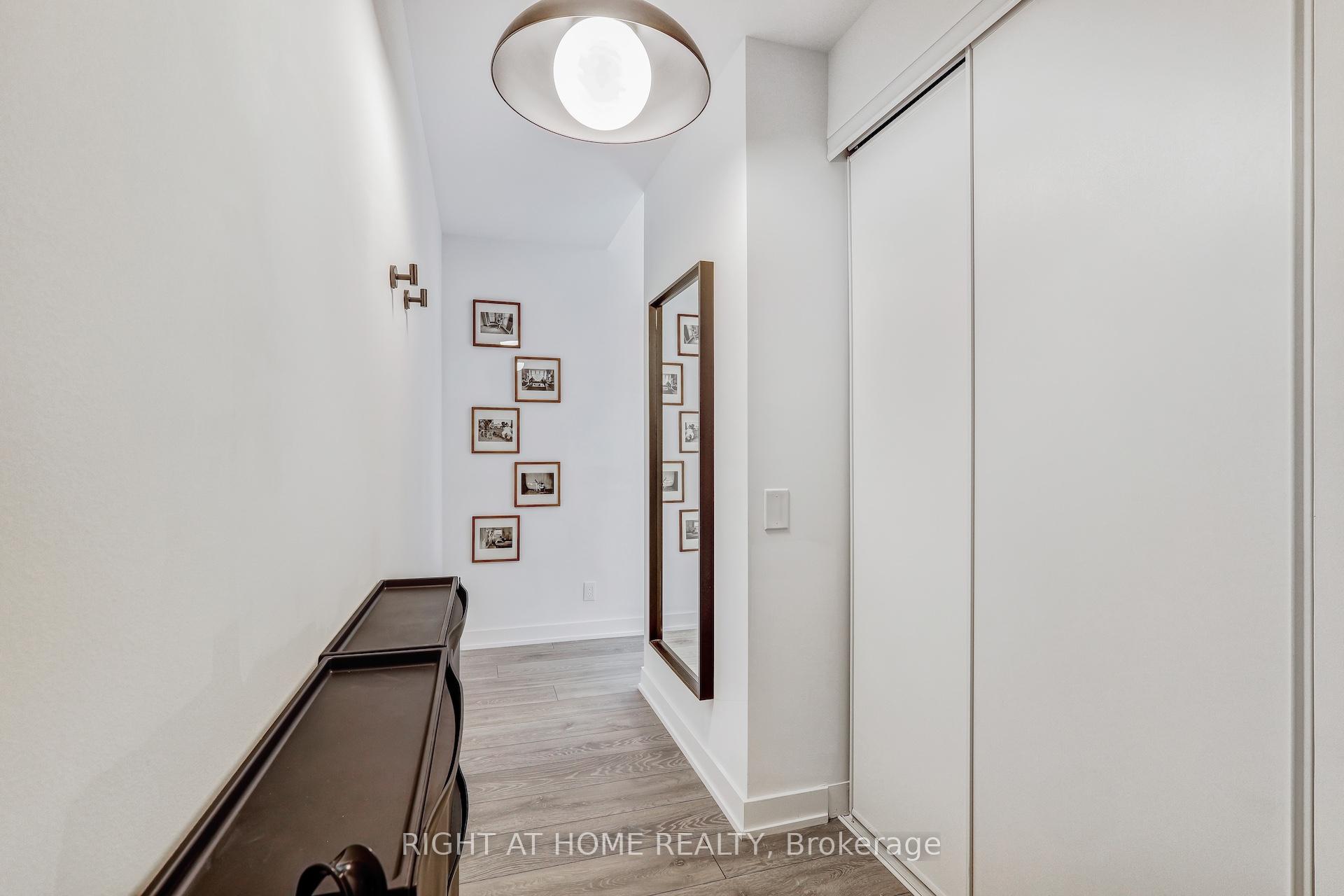 3 Bedrooms Condo at 108 Peter, Toronto For sale