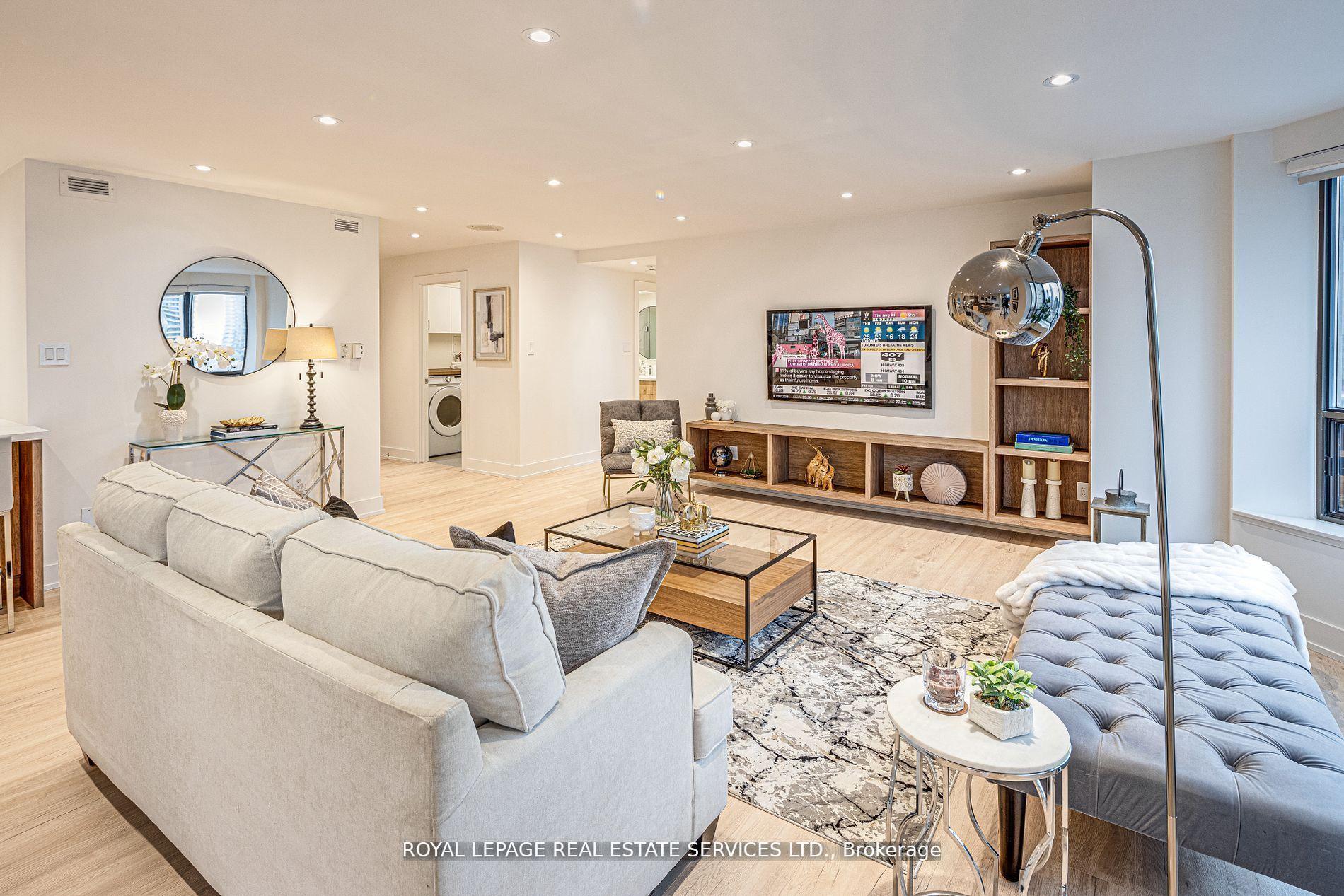 2 Bedrooms Condo at 175 Cumberland, Toronto For sale