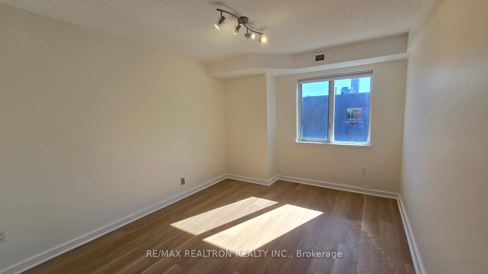 2 Bedrooms Condo at 70 Elmsthorpe, Toronto For sale