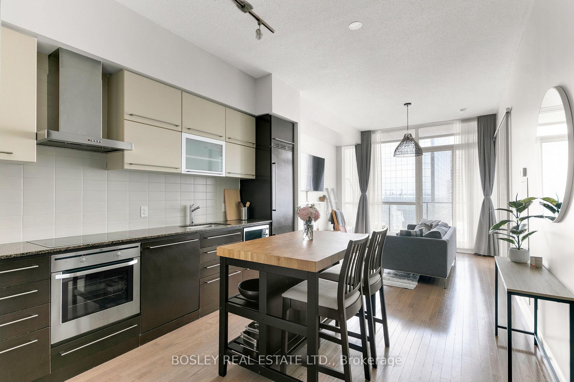 2 Bedrooms Condo at 770 Bay, Toronto For sale