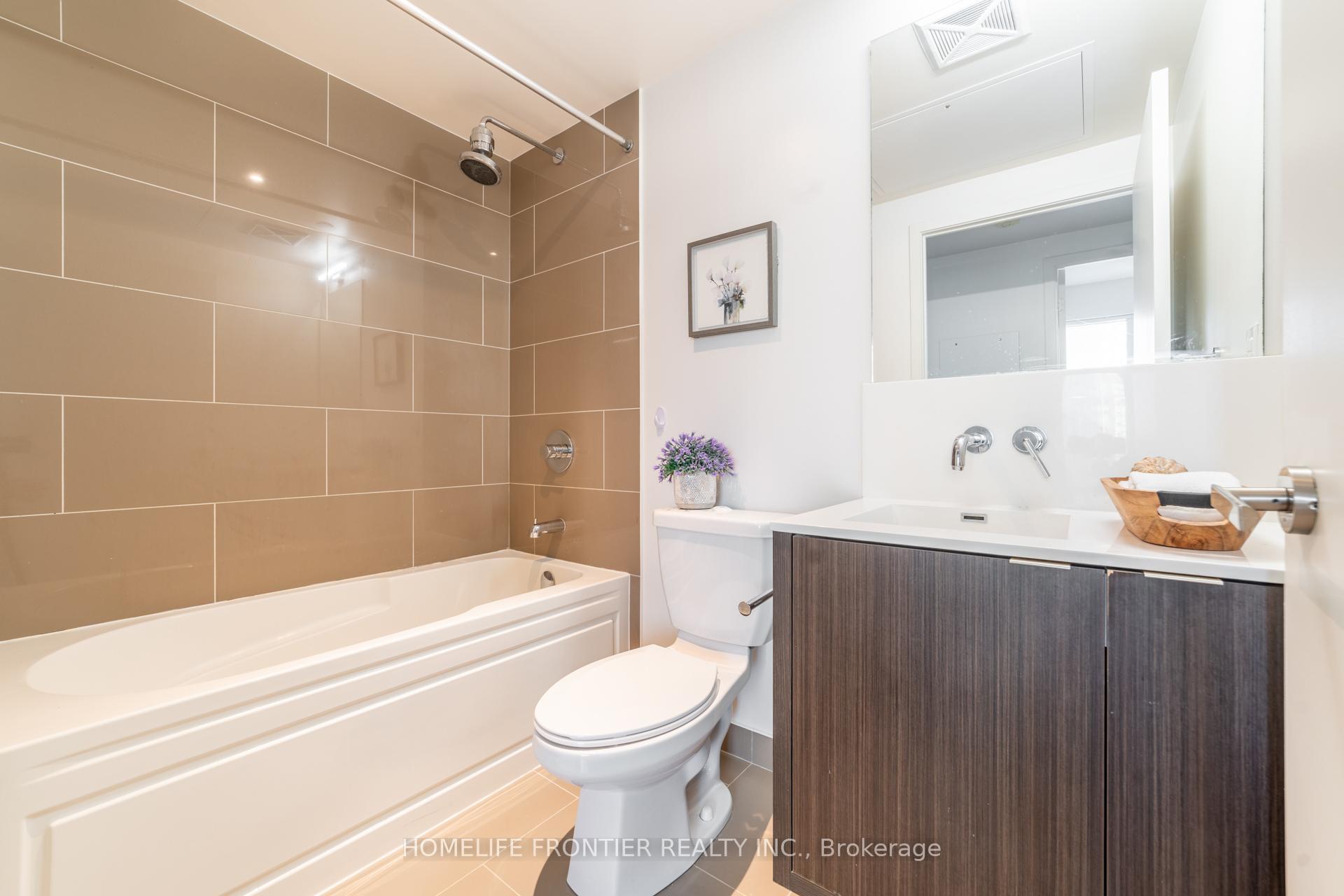 2 Bedrooms Condo at 88 Harbour, Toronto For sale