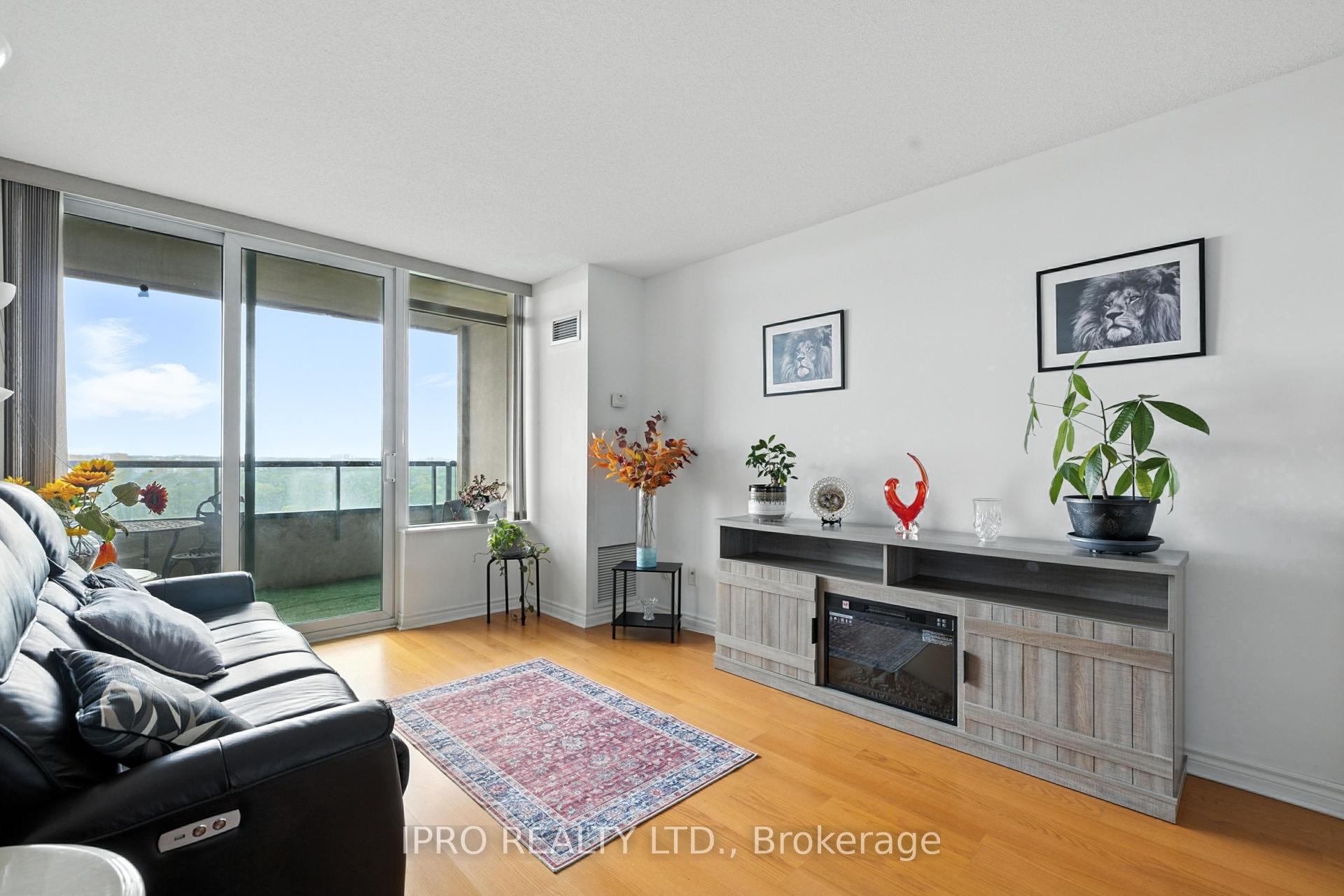 3 Bedrooms Condo at 61 Town Centre, Toronto For sale
