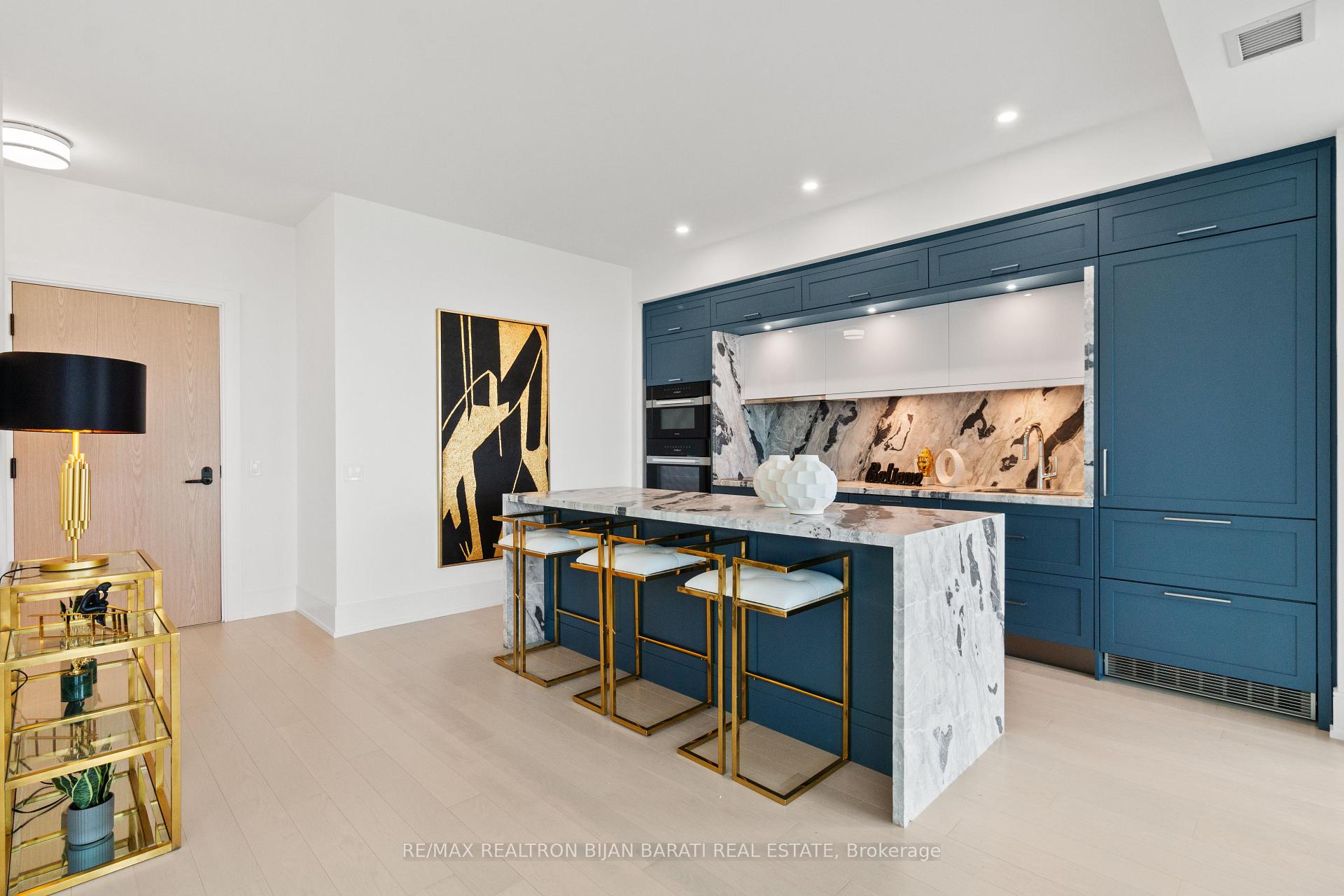 3 Bedrooms Condo at 10 Inn On The Park, Toronto For sale
