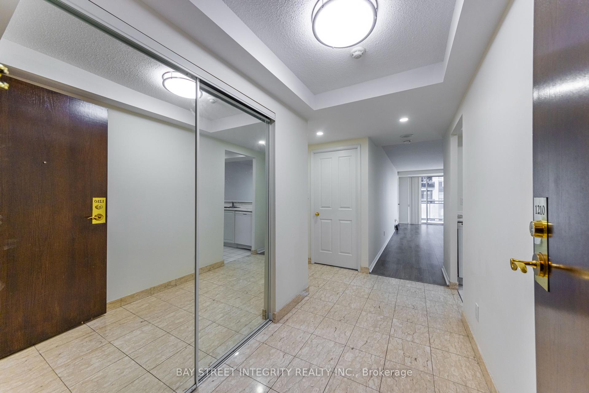 2 Bedrooms Condo at 28 Hollywood, Toronto For sale
