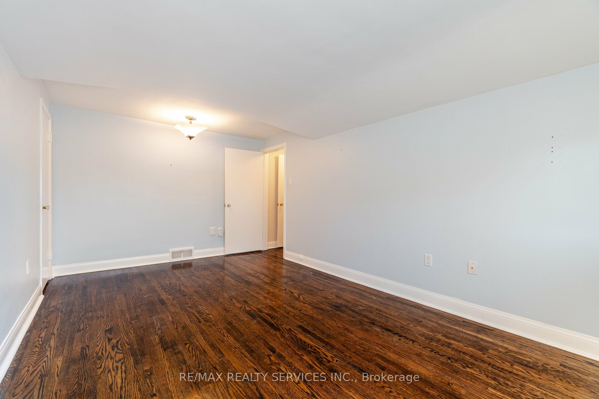 18 Wellington Street W