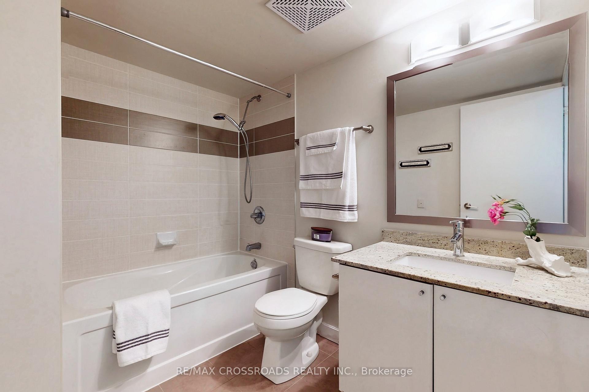 2 Bedrooms Condo at 33 Bay, Toronto For sale