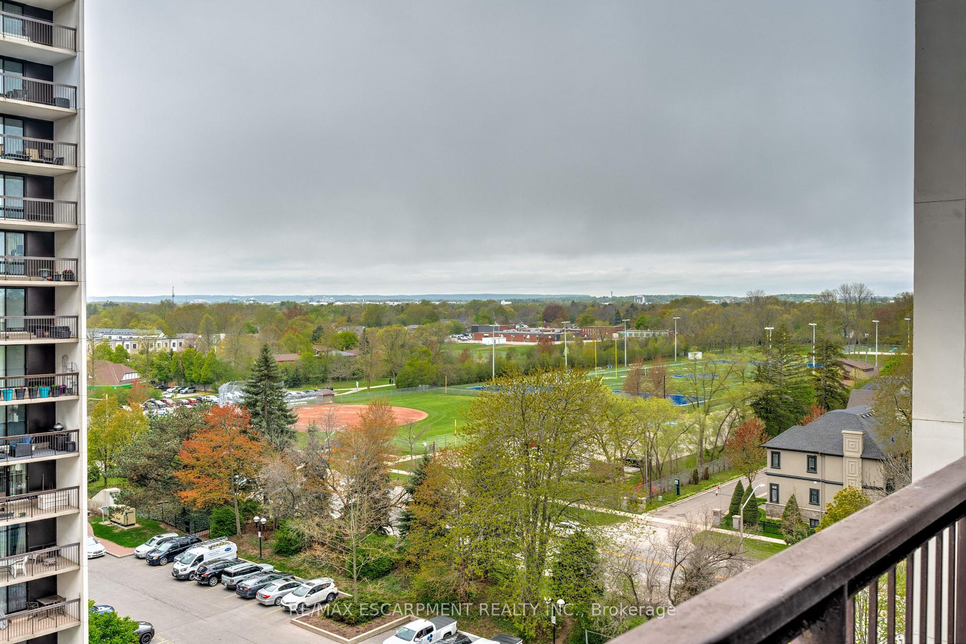 3 Bedrooms Condo at 2175 Marine, Oakville For sale