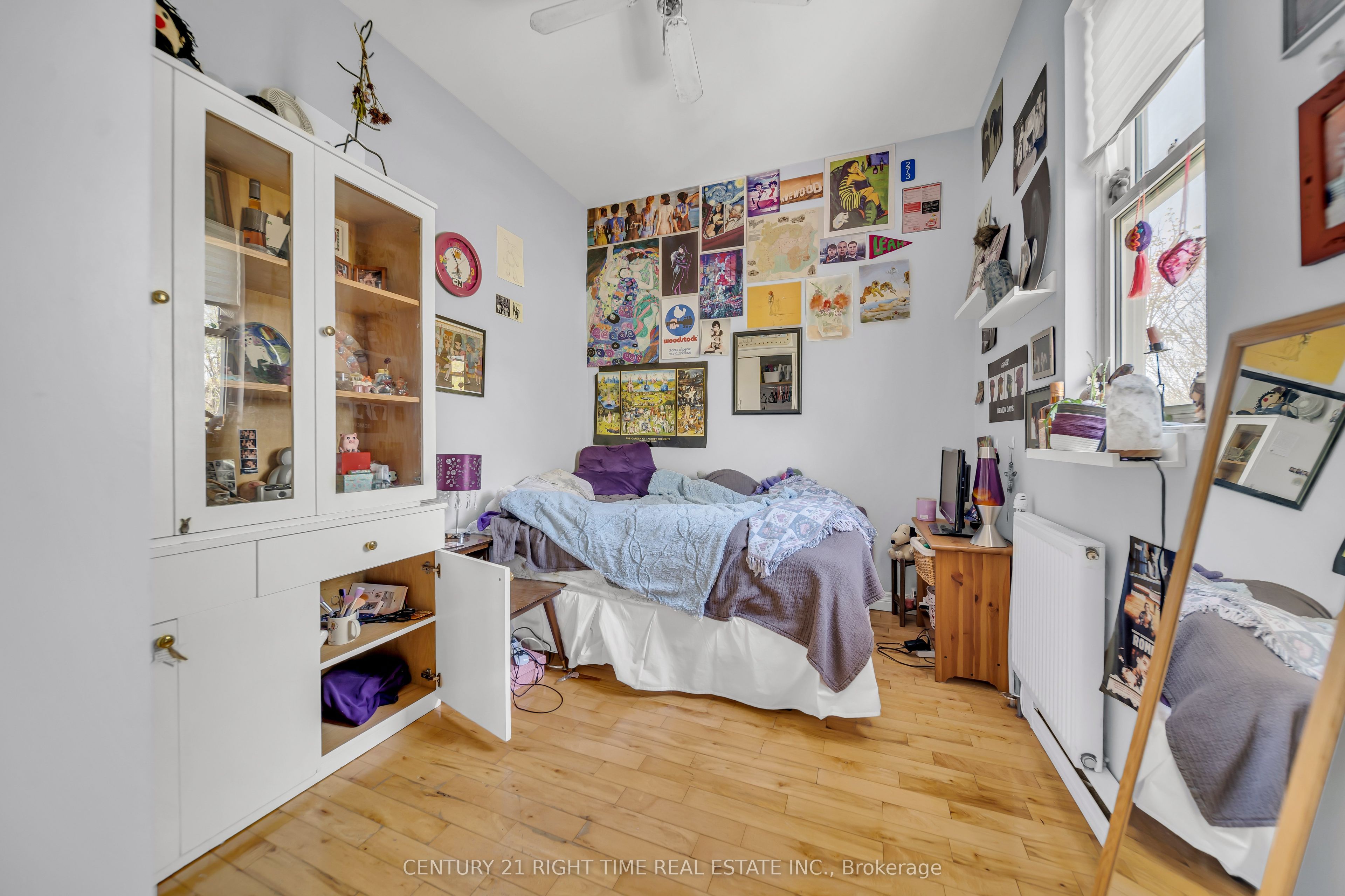 24 Columbia Street W