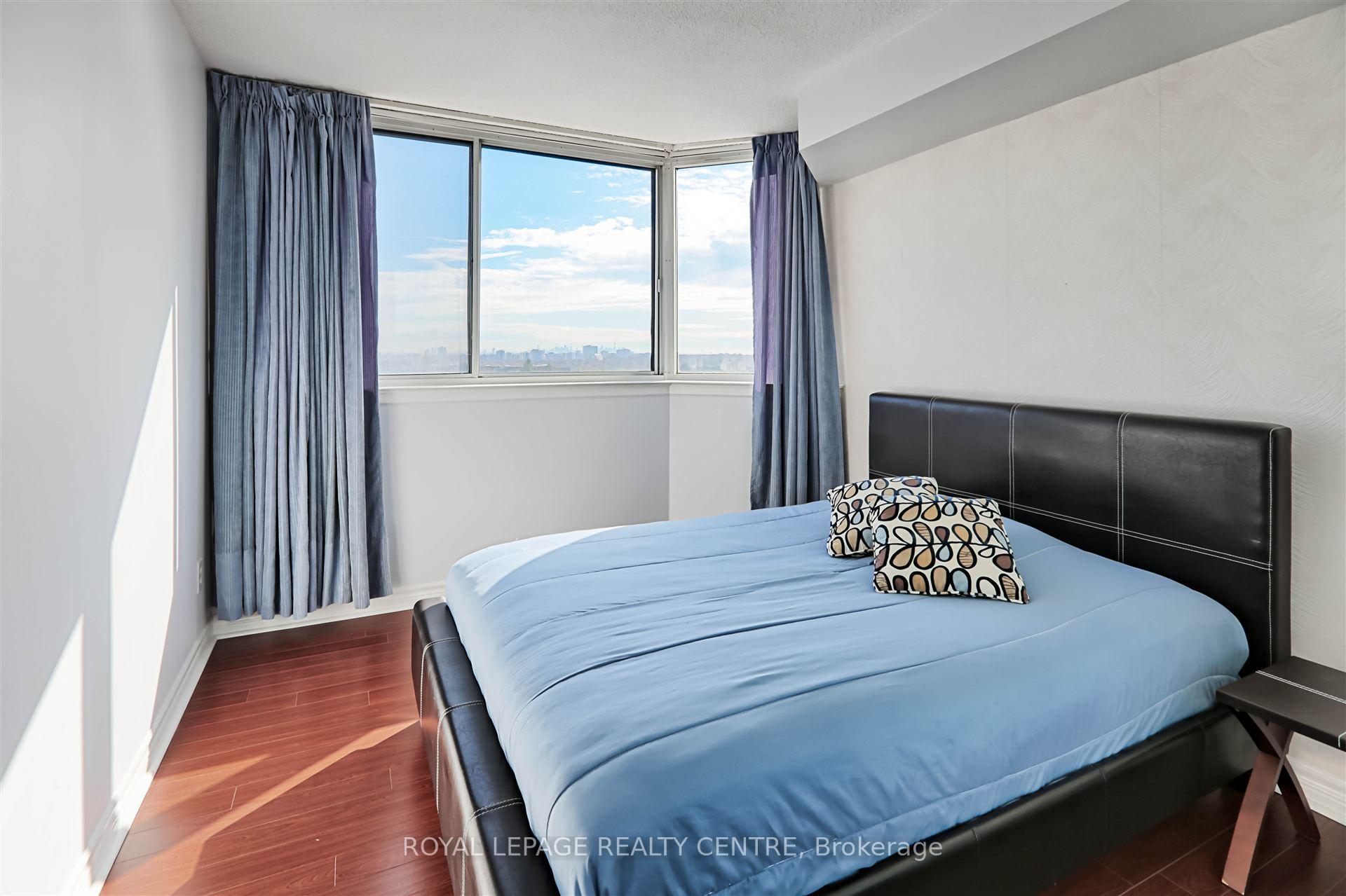 2 Bedrooms Condo at 880 Dundas,  Mississauga For sale
