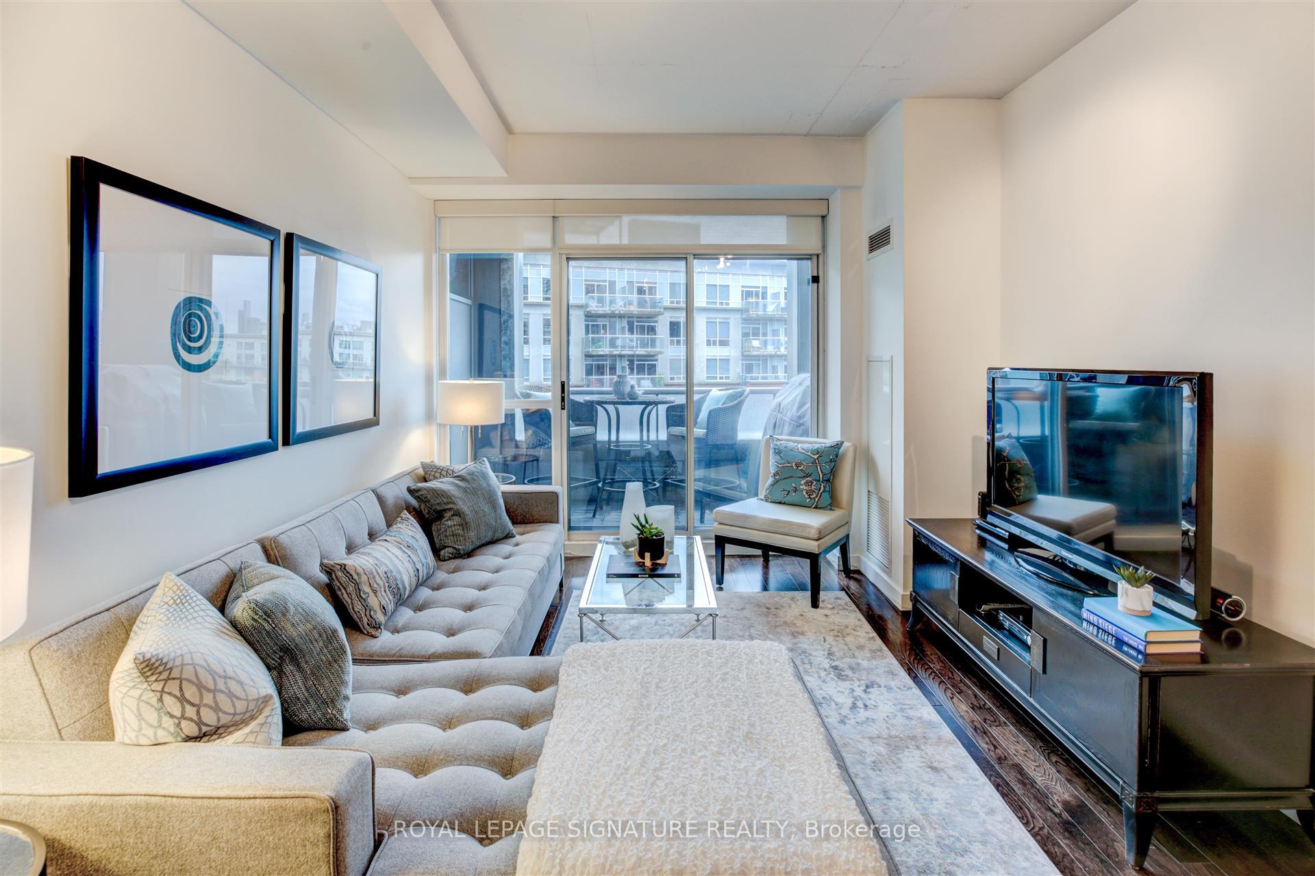 2 Bedrooms Condo at 1 Shaw, Toronto For sale
