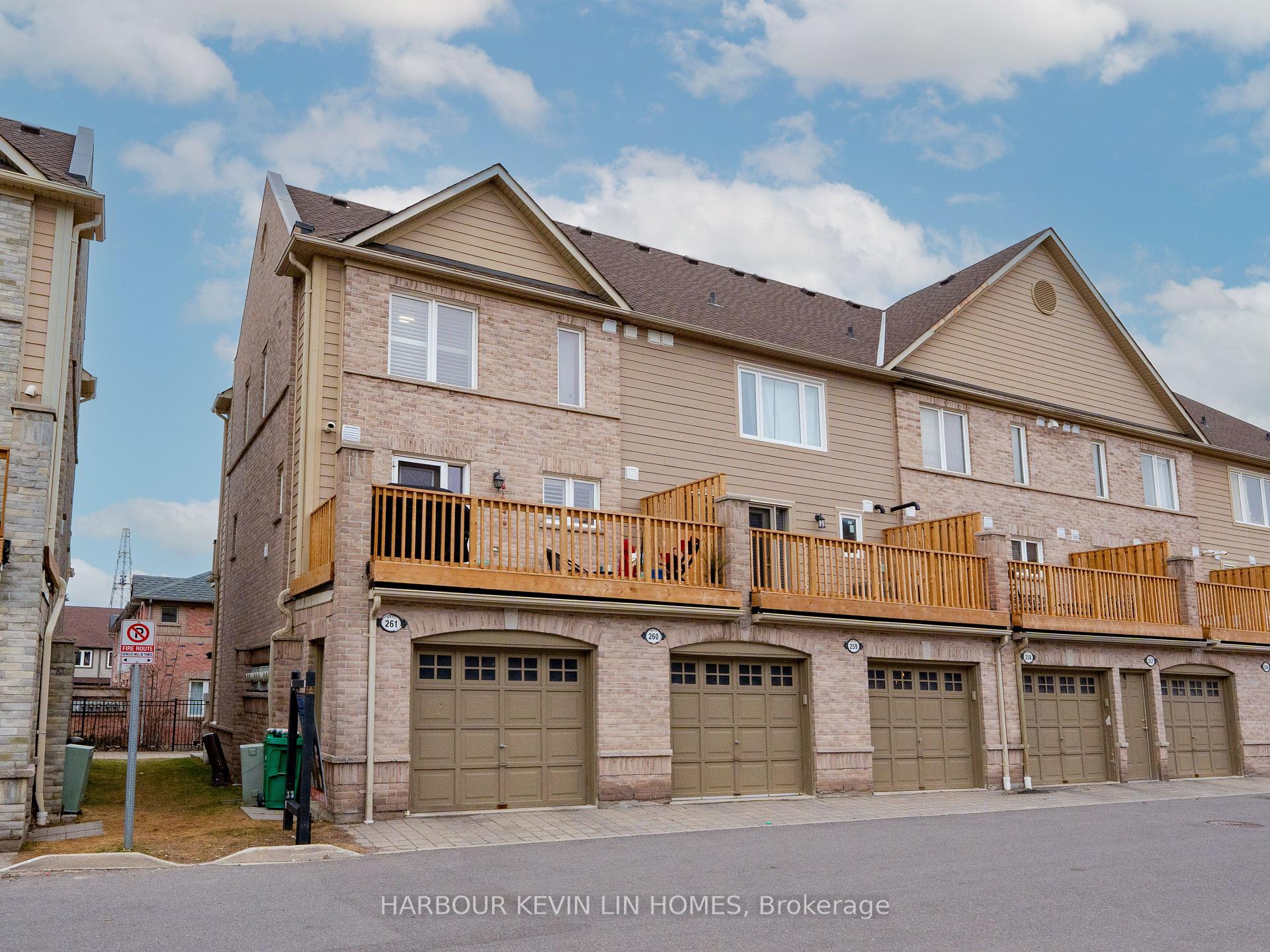 3 Bedrooms Condo at 4975 Southampton, Mississauga For sale
