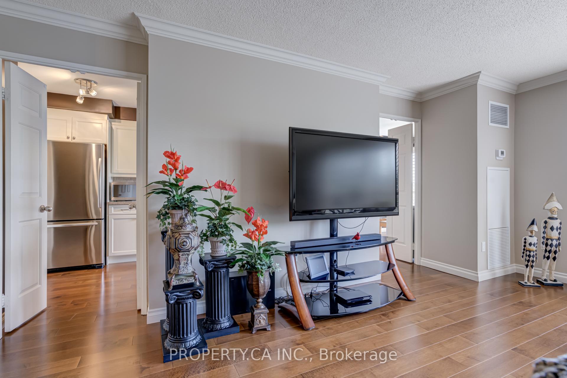 3 Bedrooms Condo at 1700 The Collegeway, Mississauga For sale
