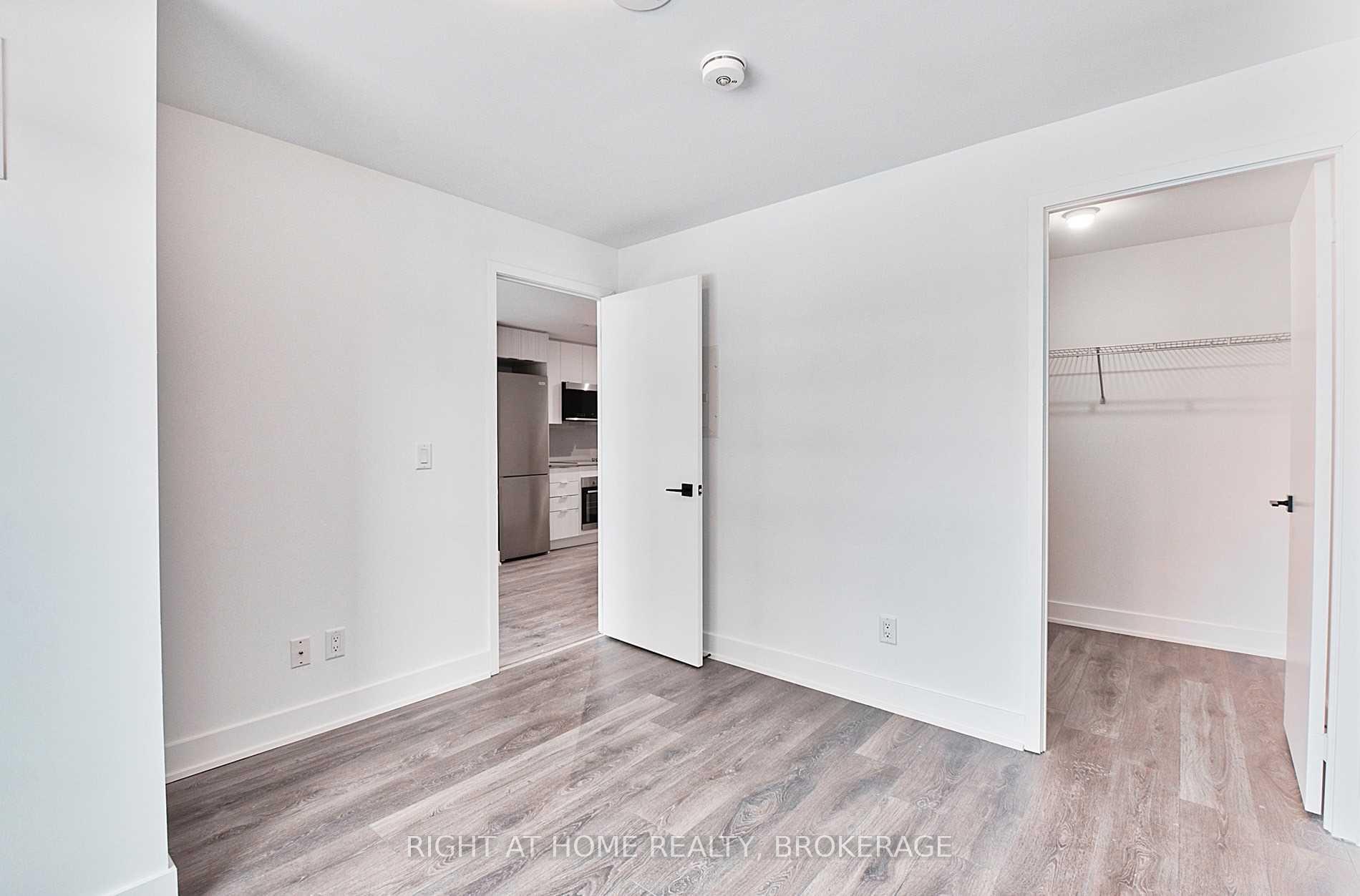 2 Bedrooms Condo at 2481 Taunton, Oakville For sale