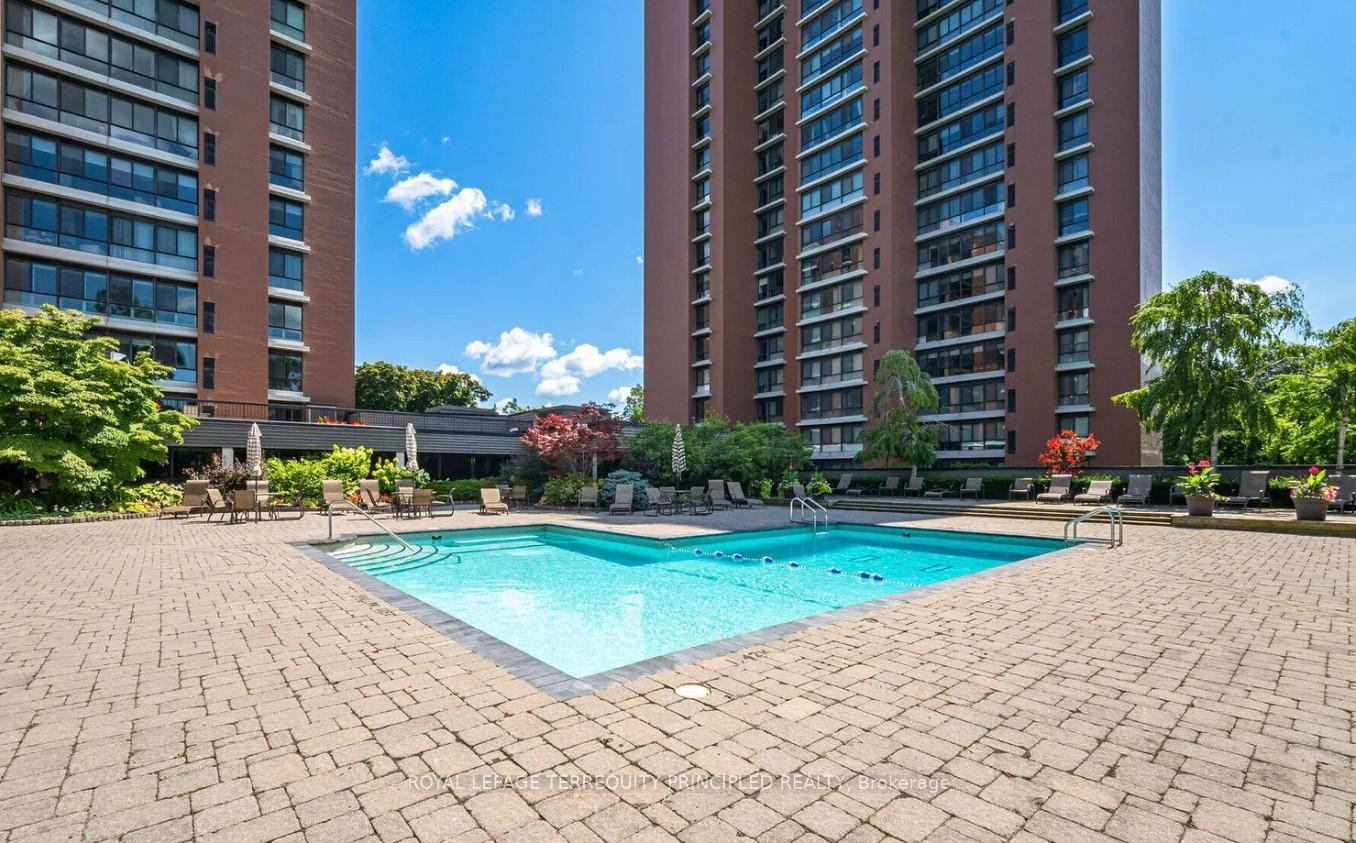 3 Bedrooms Condo at 1400 Dixie, Mississauga For sale