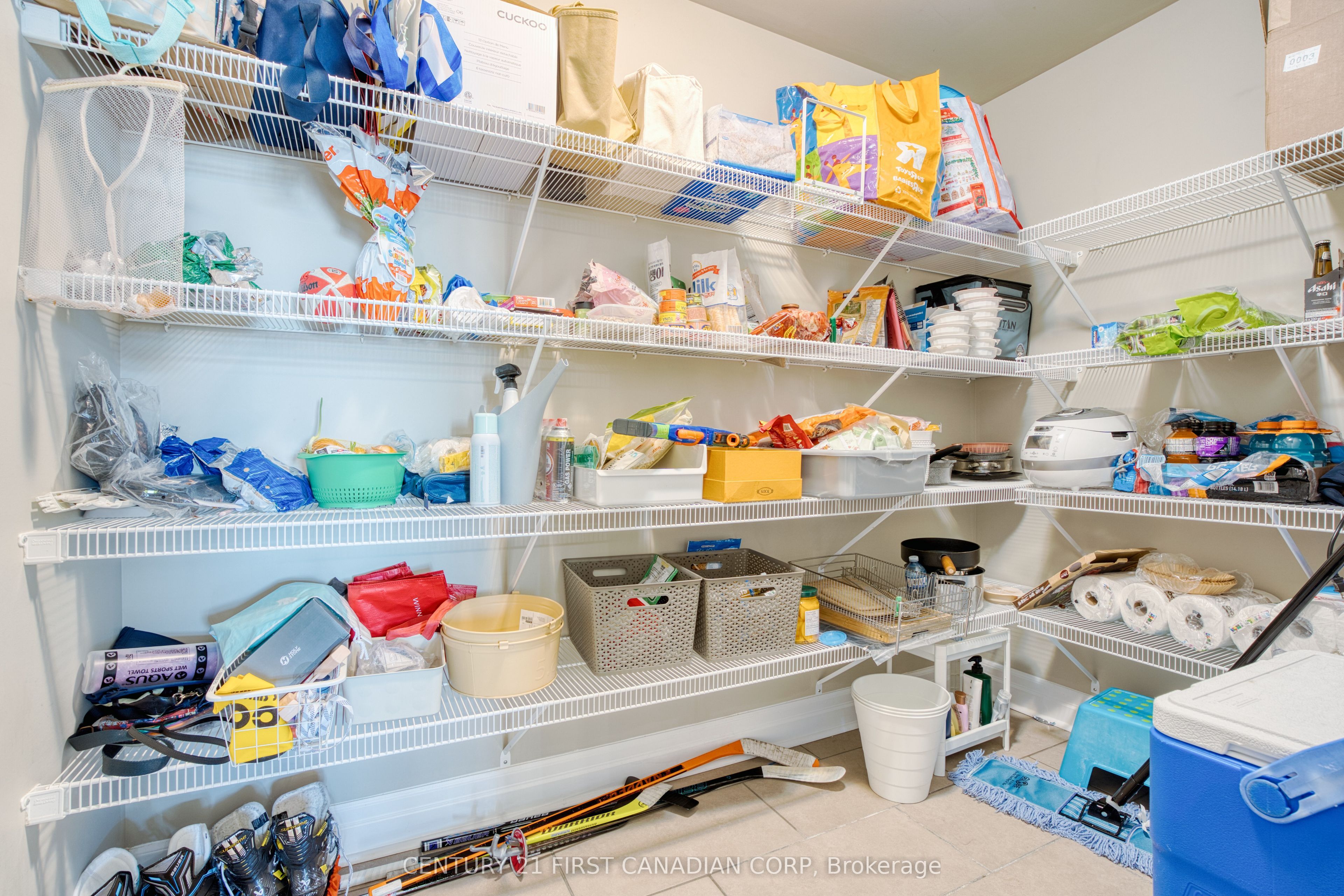 240 Villagewalk Boulevard, #812