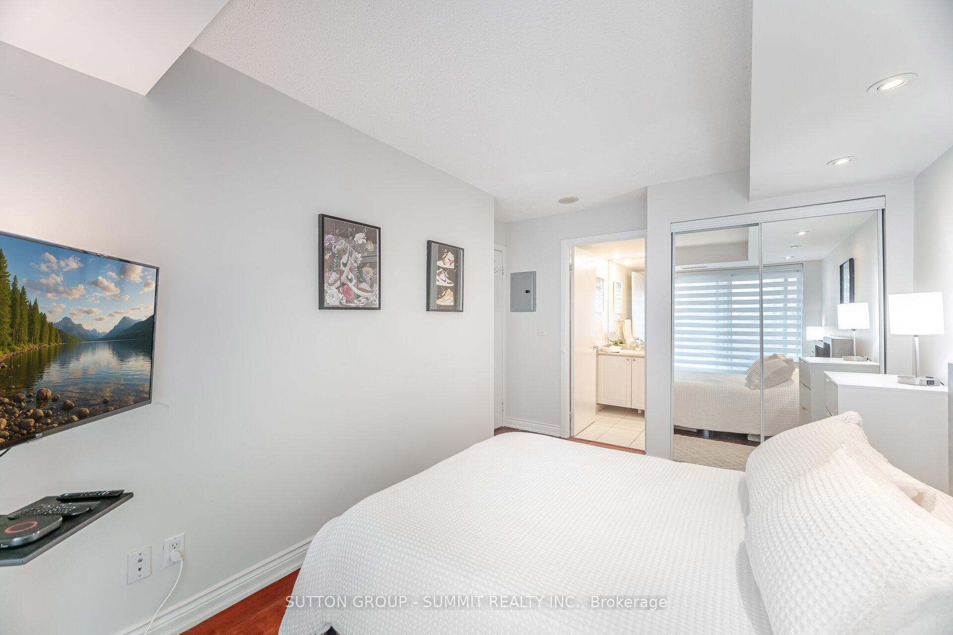 2 Bedrooms Condo at 8 Park, Toronto For sale