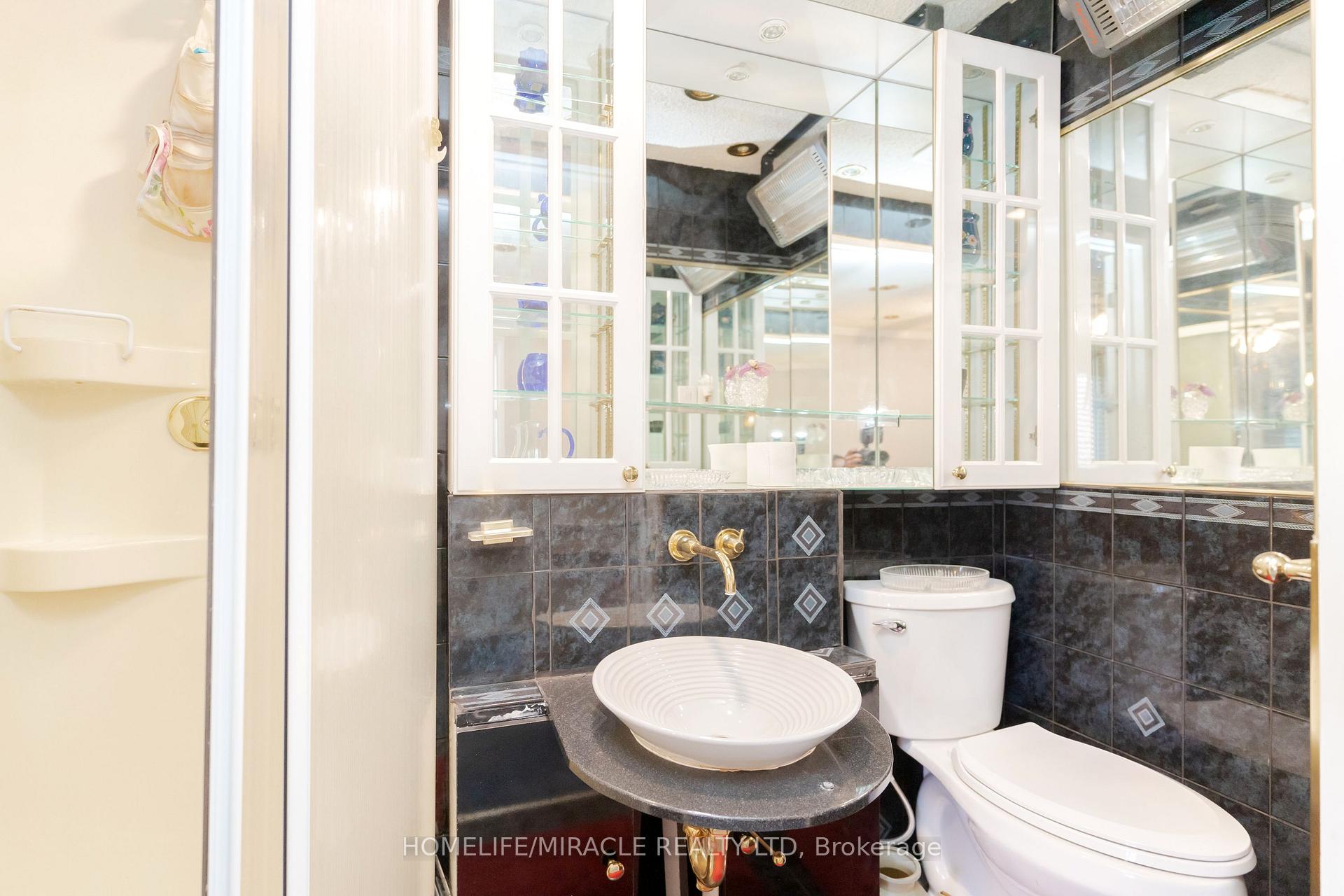 4 Bedrooms Condo at 50 Blackwell, Toronto For sale