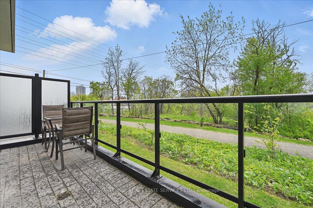 3 Bedrooms Condo at 2489 Taunton, Oakville For sale