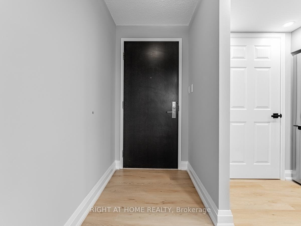 1 Bedroom Condo at 55 Kingsbridge Garden,  Mississauga For sale