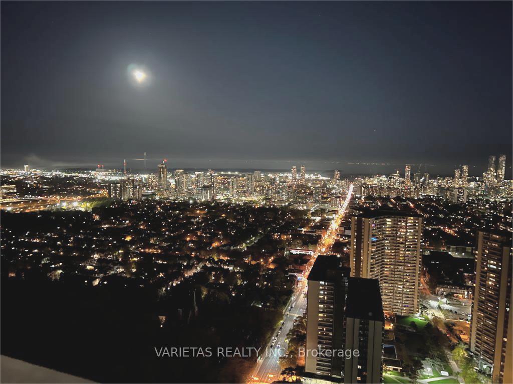 3 Bedrooms Condo at 585 Bloor,  Toronto For sale