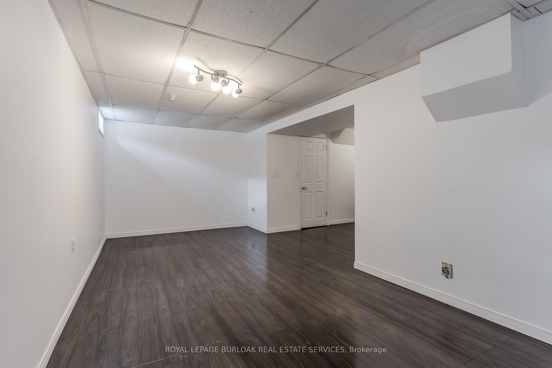 4 Bedrooms Condo at 25 Redbury, Hamilton For sale