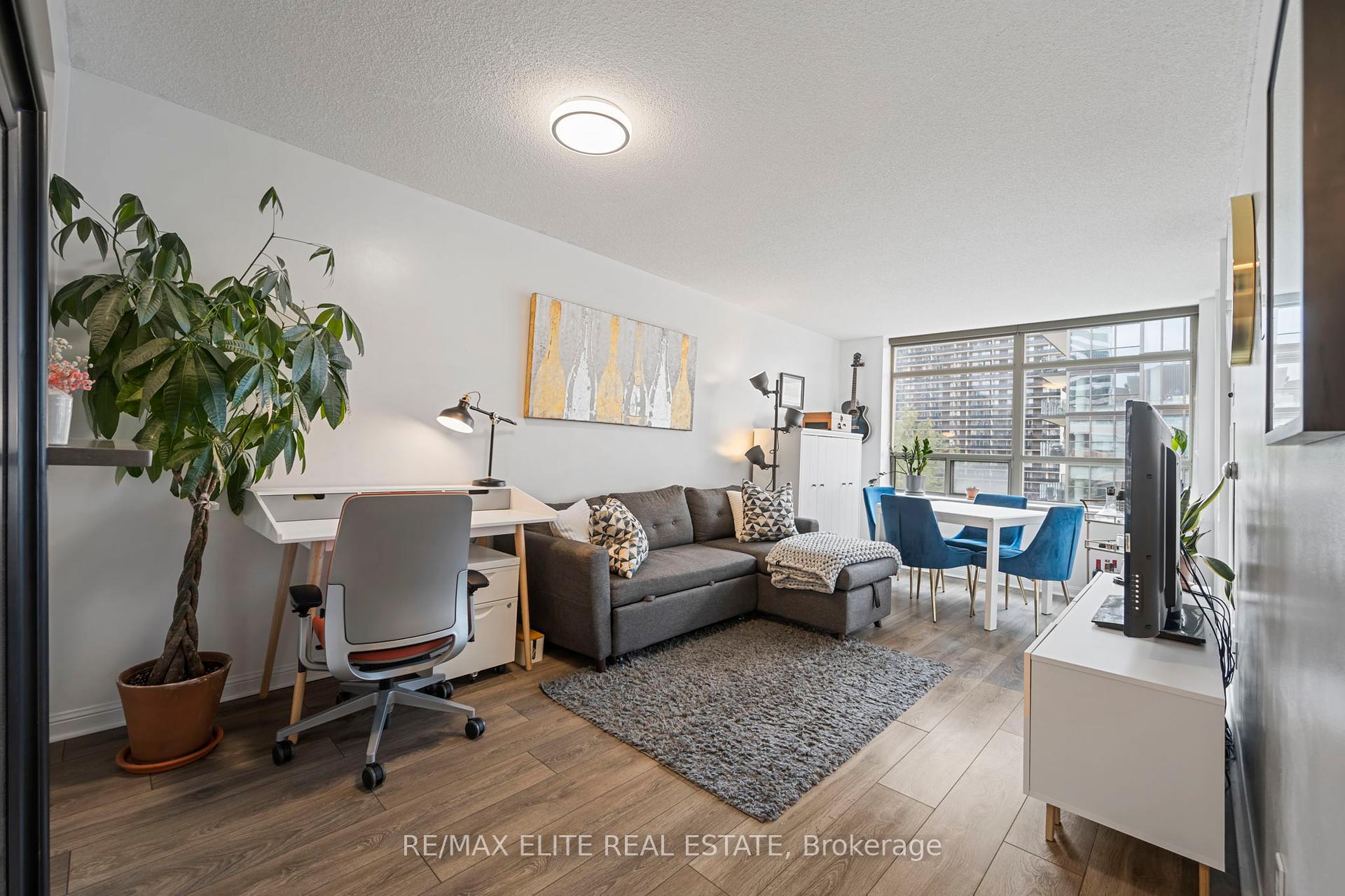 1 Bedroom Condo at 5 Rosehill,  Toronto For sale