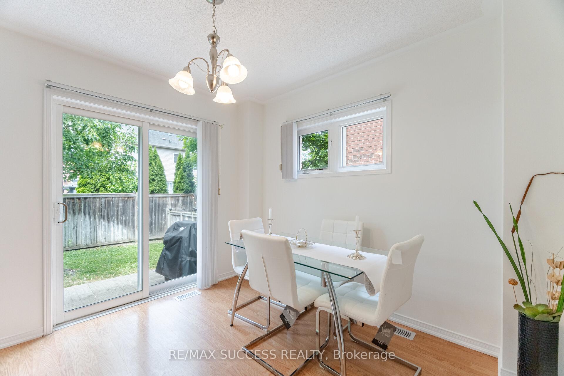 3 Bedrooms Condo at 5255 Palmetto, Mississauga For sale