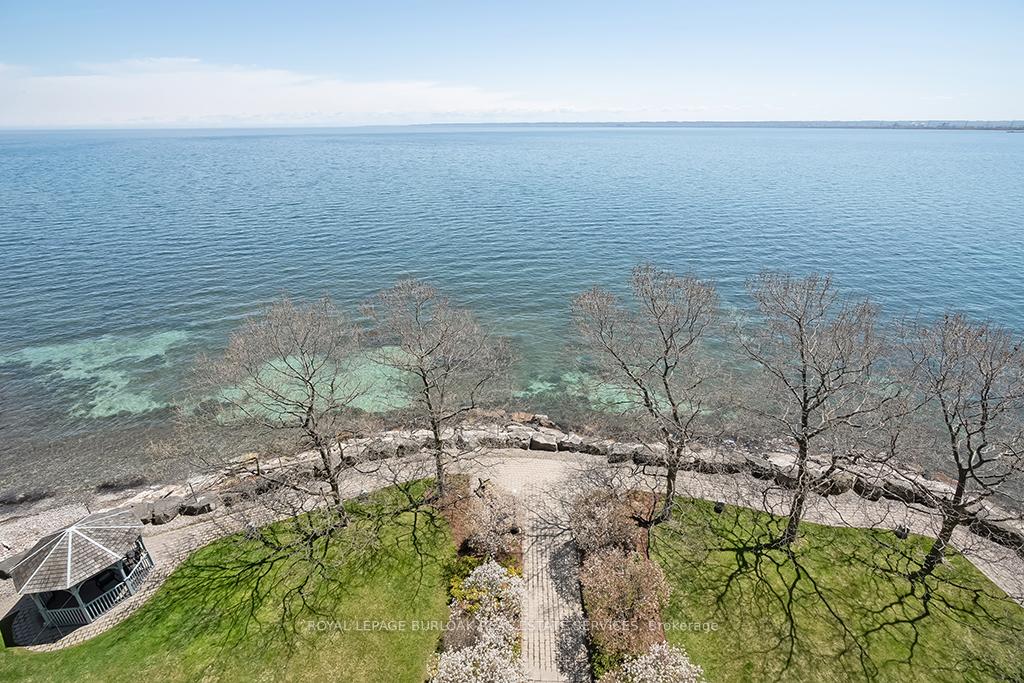 2 Bedrooms Condo at 2190 Lakeshore, Burlington For sale