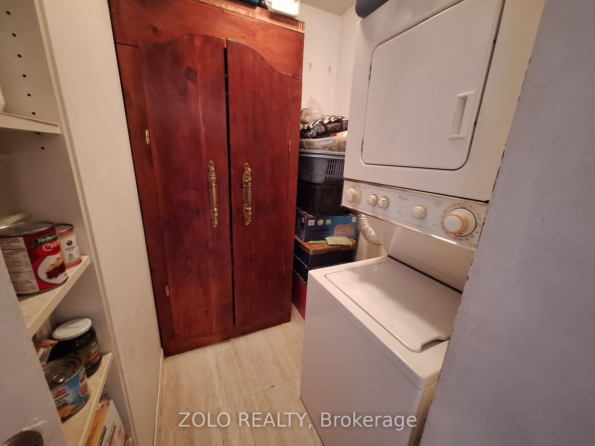 3 Bedrooms Condo at 300 Webb, Mississauga For sale