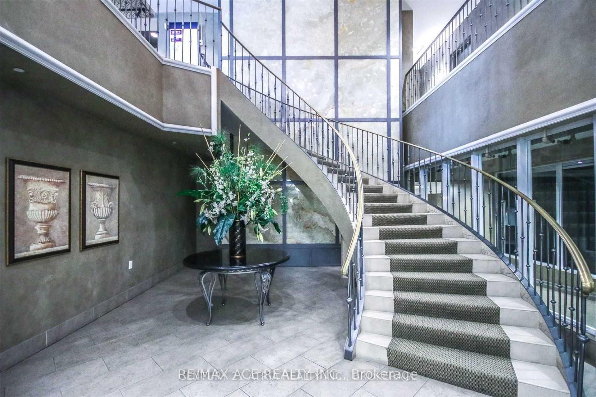 3 Bedrooms Condo at 61 Town Centre, Toronto For sale