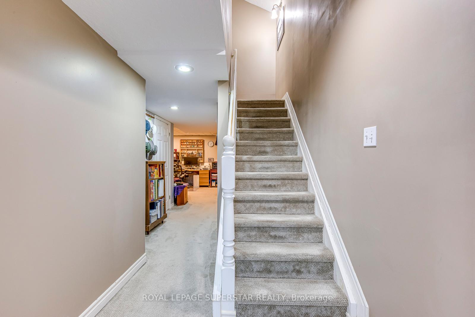 3 Bedrooms Condo at 1809 Upper Wentworth, Hamilton For sale