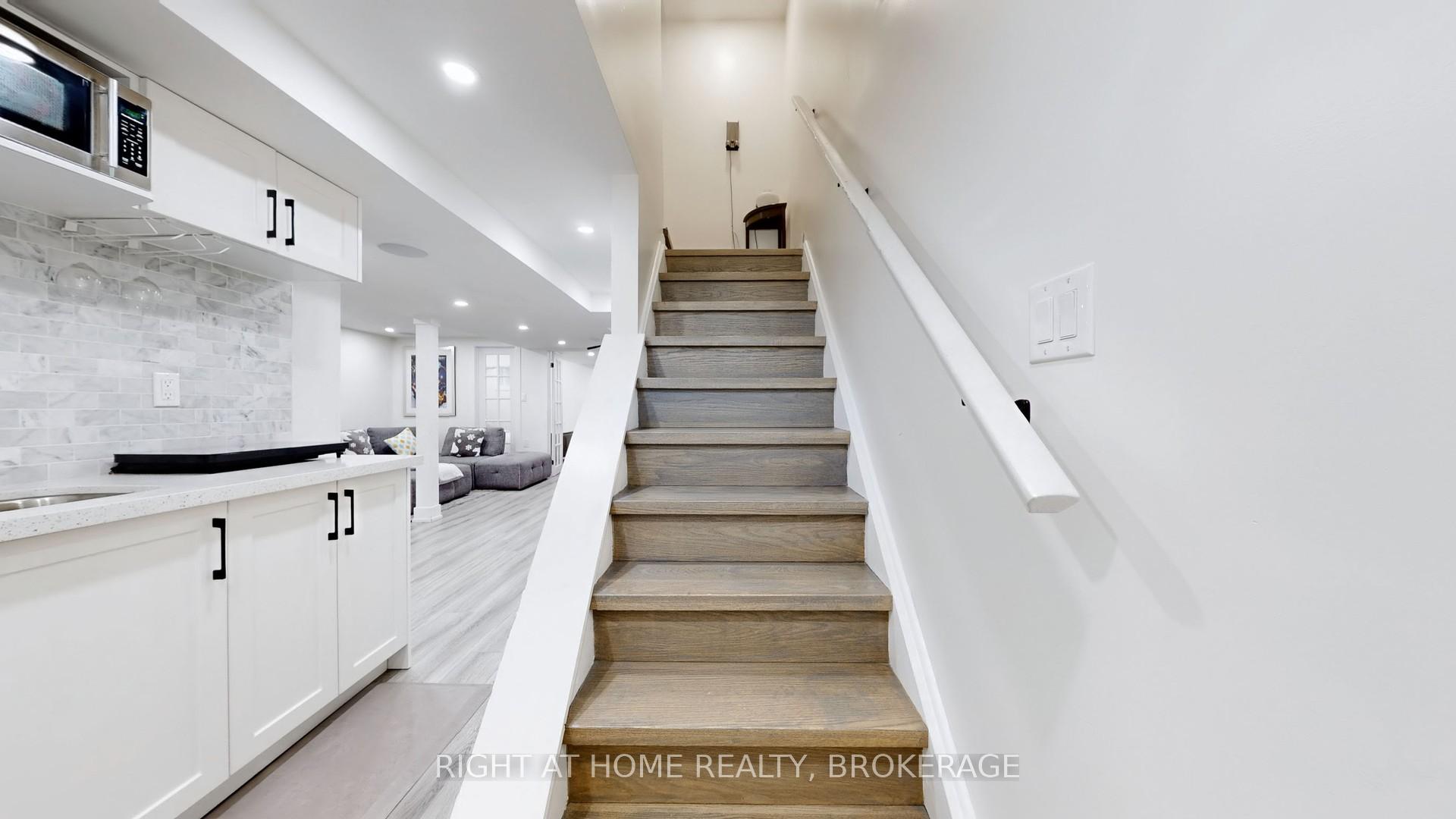 4 Bedrooms Condo at 4193 Longmoor, Burlington For sale