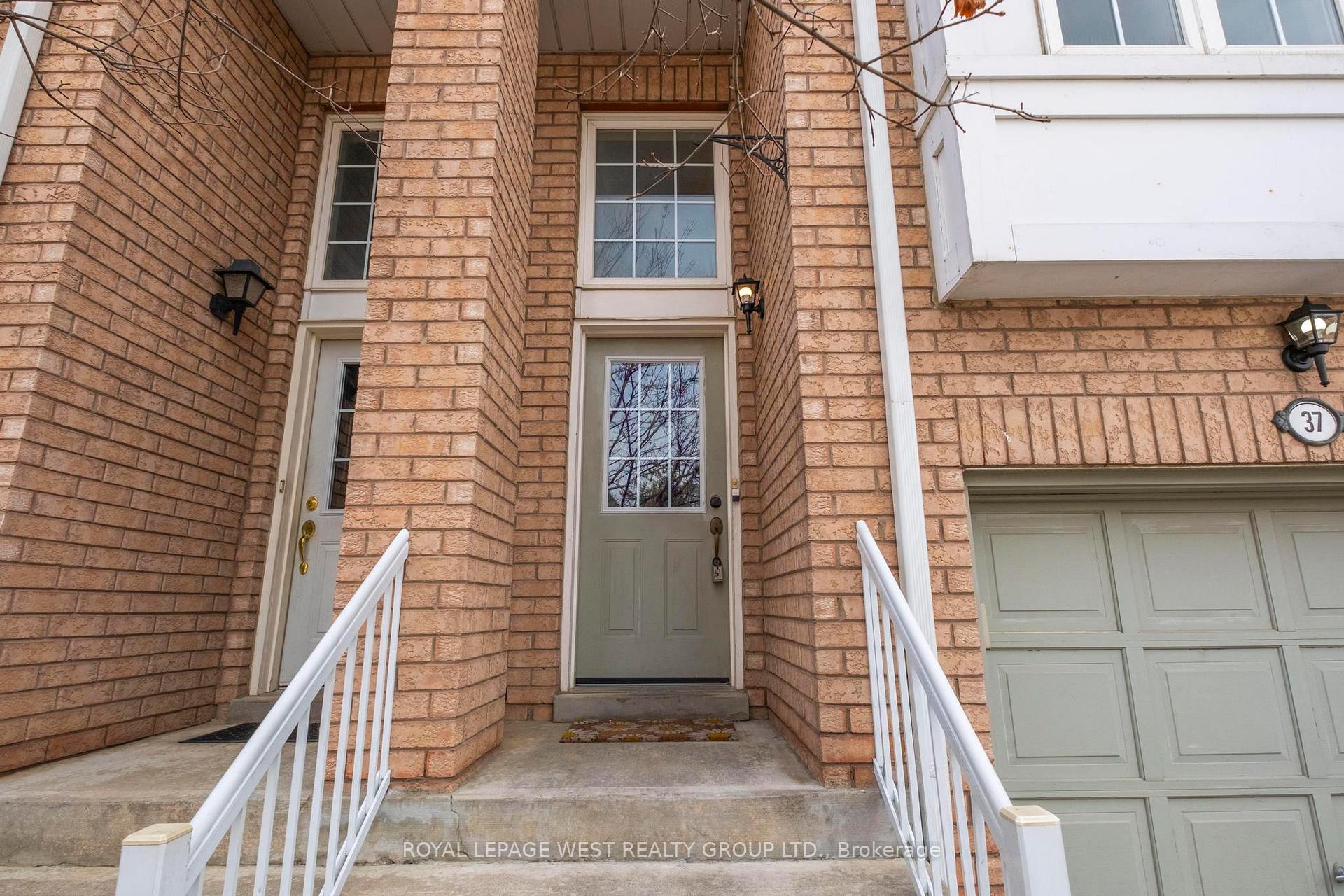 3 Bedrooms Condo at 280 Hillcrest,  Mississauga For sale