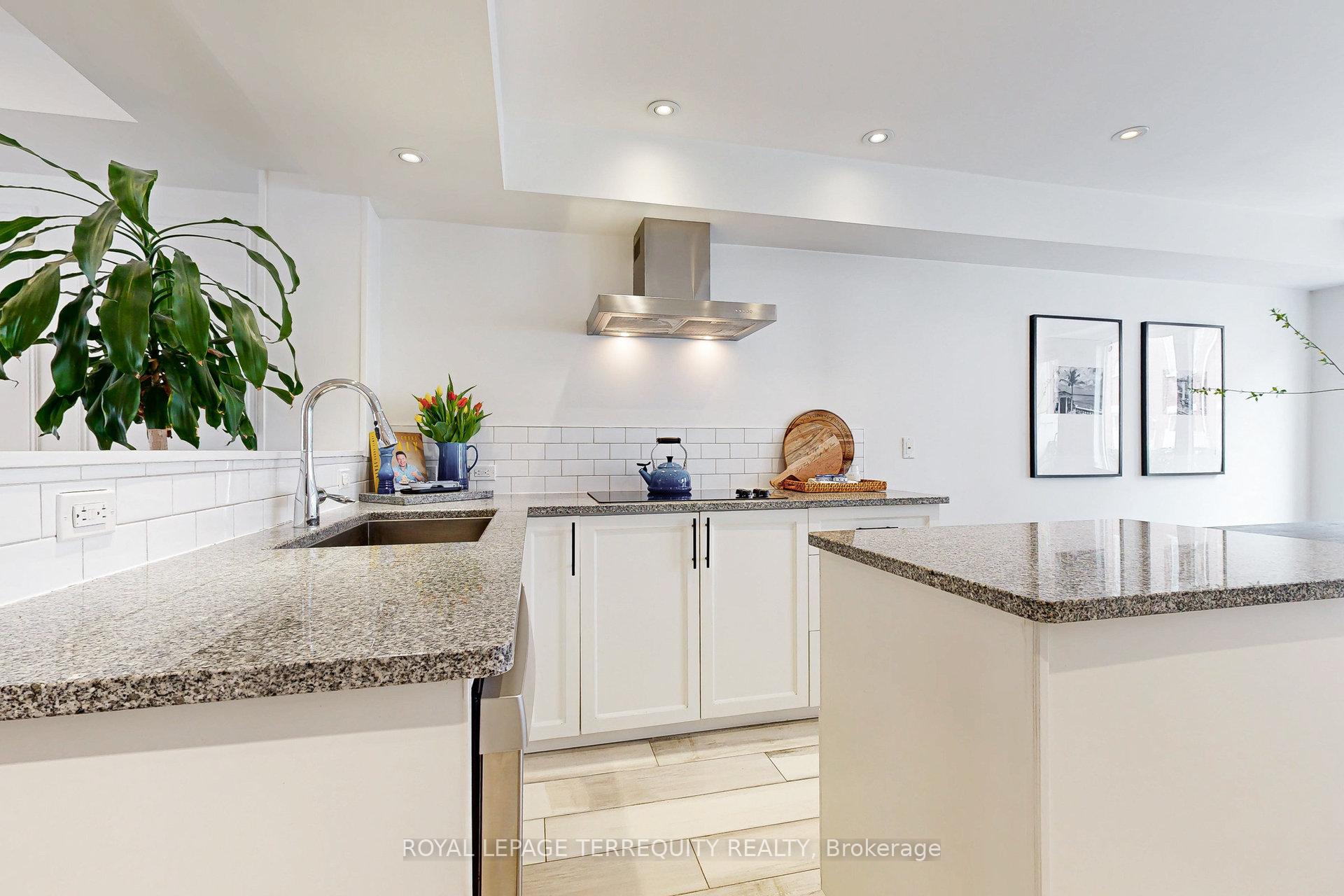 3 Bedrooms Condo at 25 Laidlaw, Toronto For sale