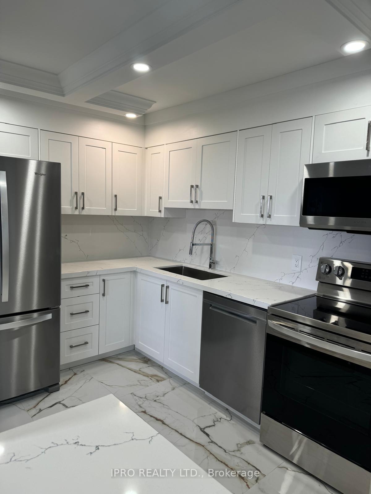 2 Bedrooms Condo at 1580 Mississauga Valley, Mississauga For sale
