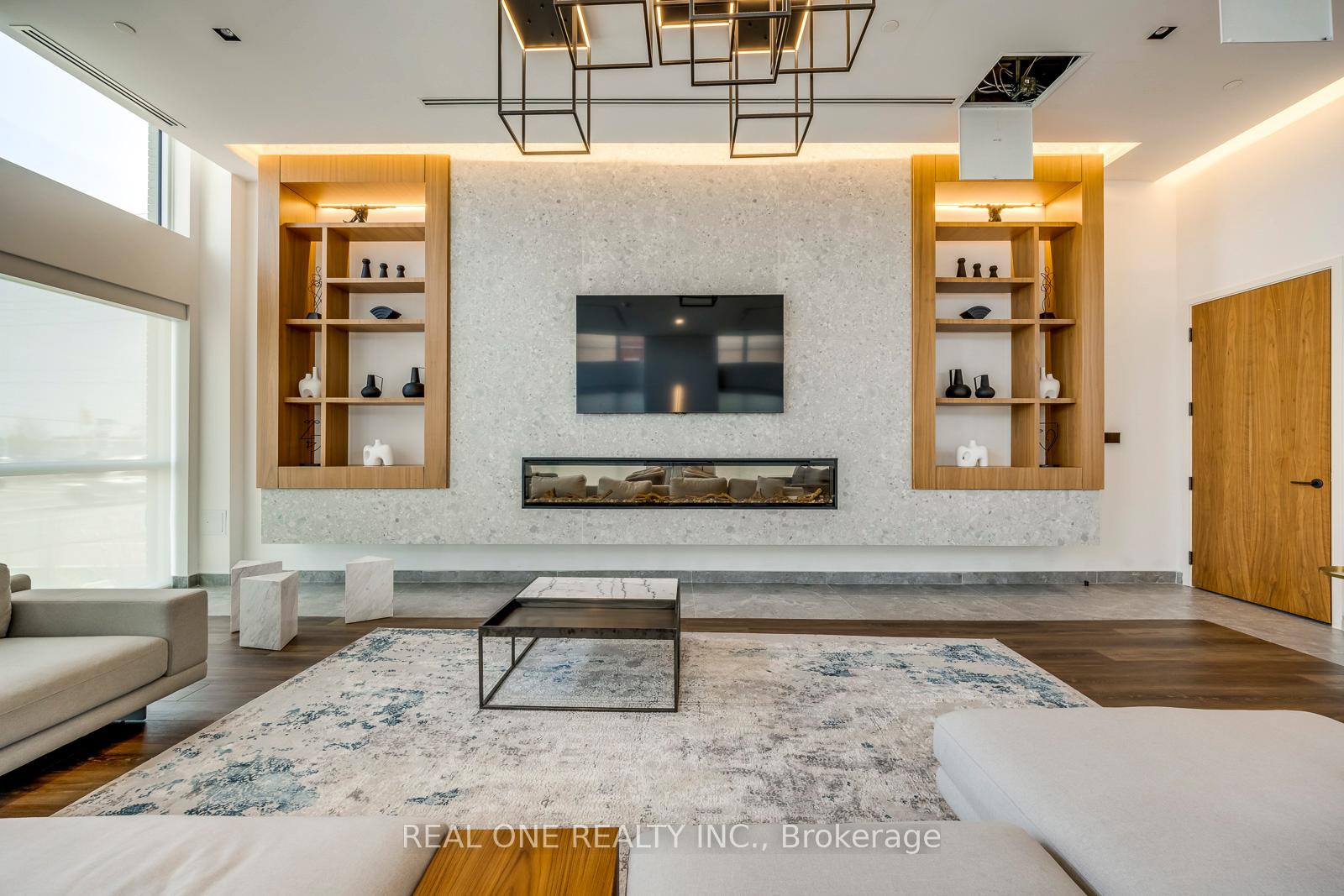 3 Bedrooms Condo at 509 Dundas, Oakville For sale