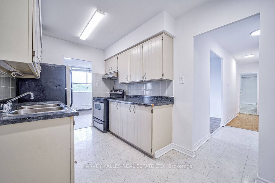 2000 Sheppard Avenue W 411