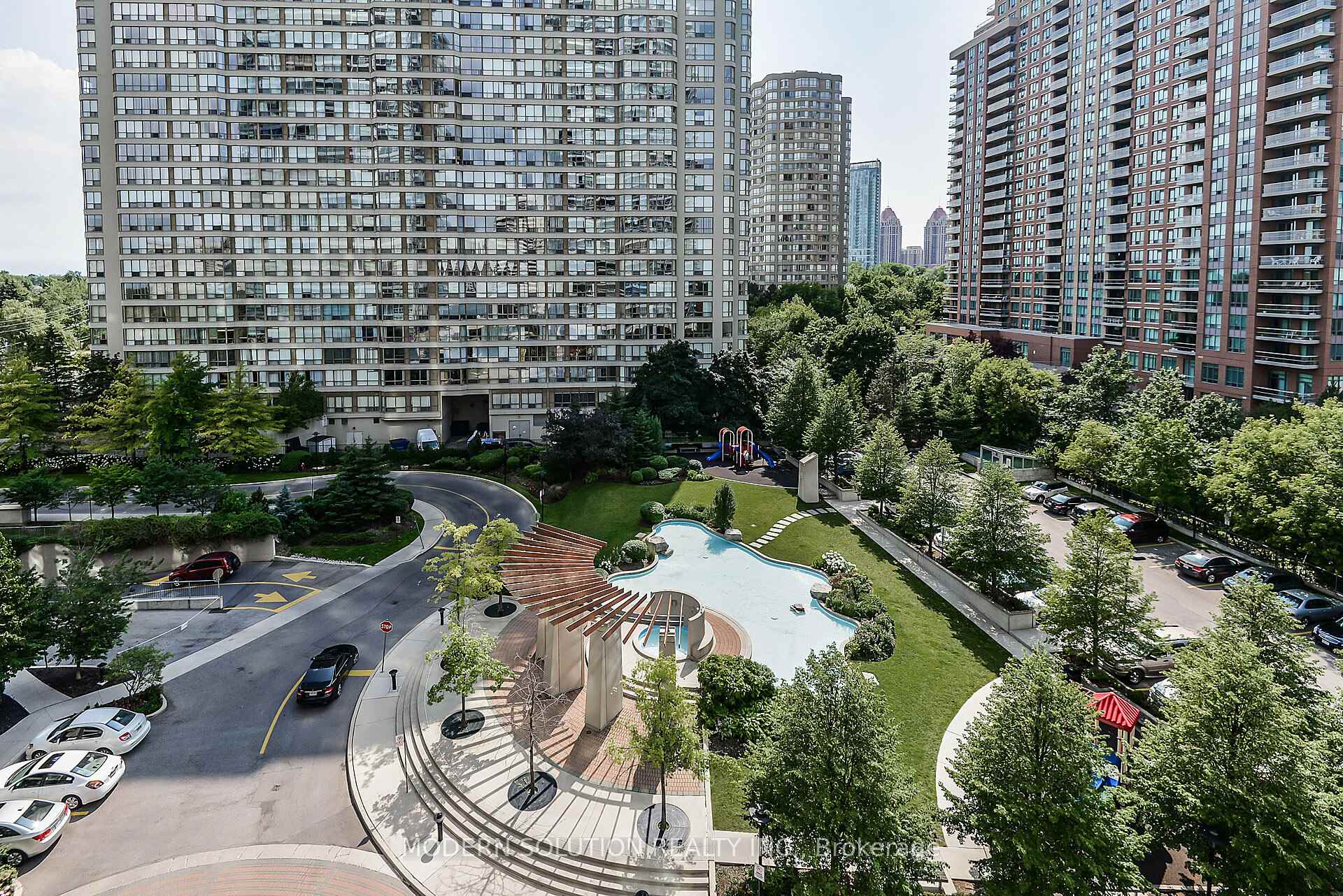 2 Bedrooms Condo at 1 Elm, Mississauga For sale