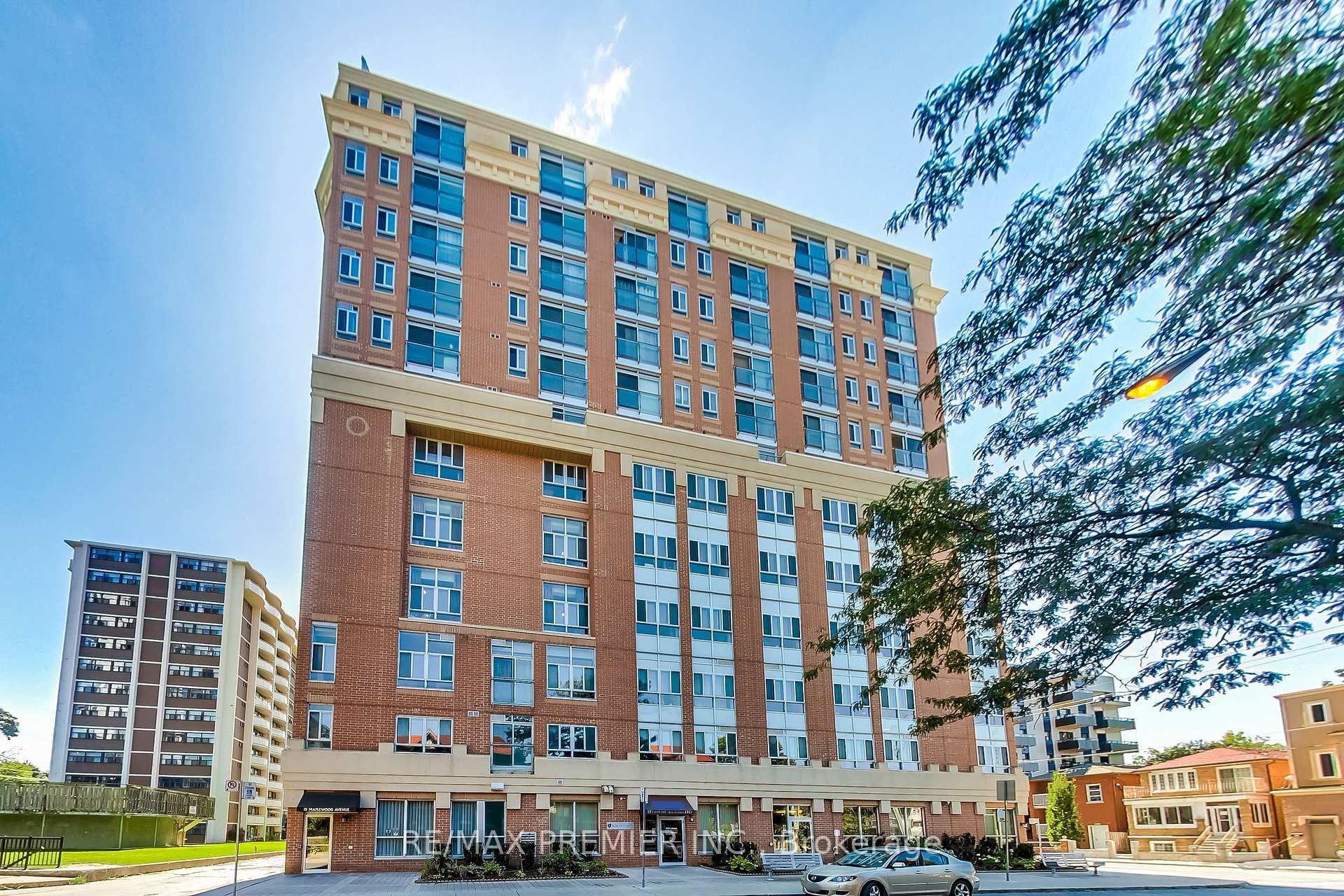 3 Bedrooms Condo at 15 Maplewood, Toronto For sale