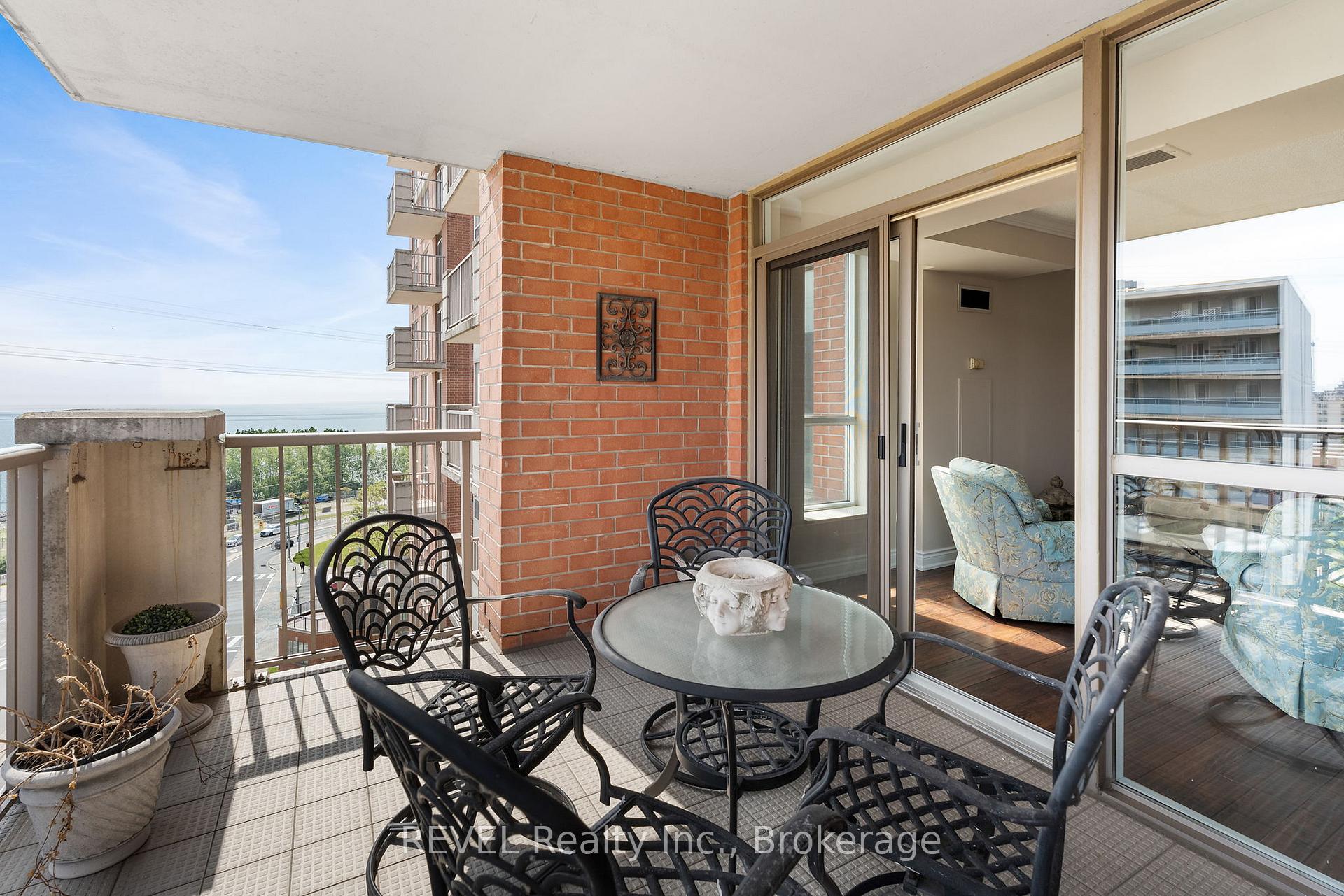 2 Bedrooms Condo at 442 Maple, Burlington For sale