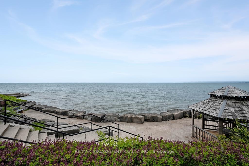 2 Bedrooms Condo at 2220 Lakeshore, Burlington For sale