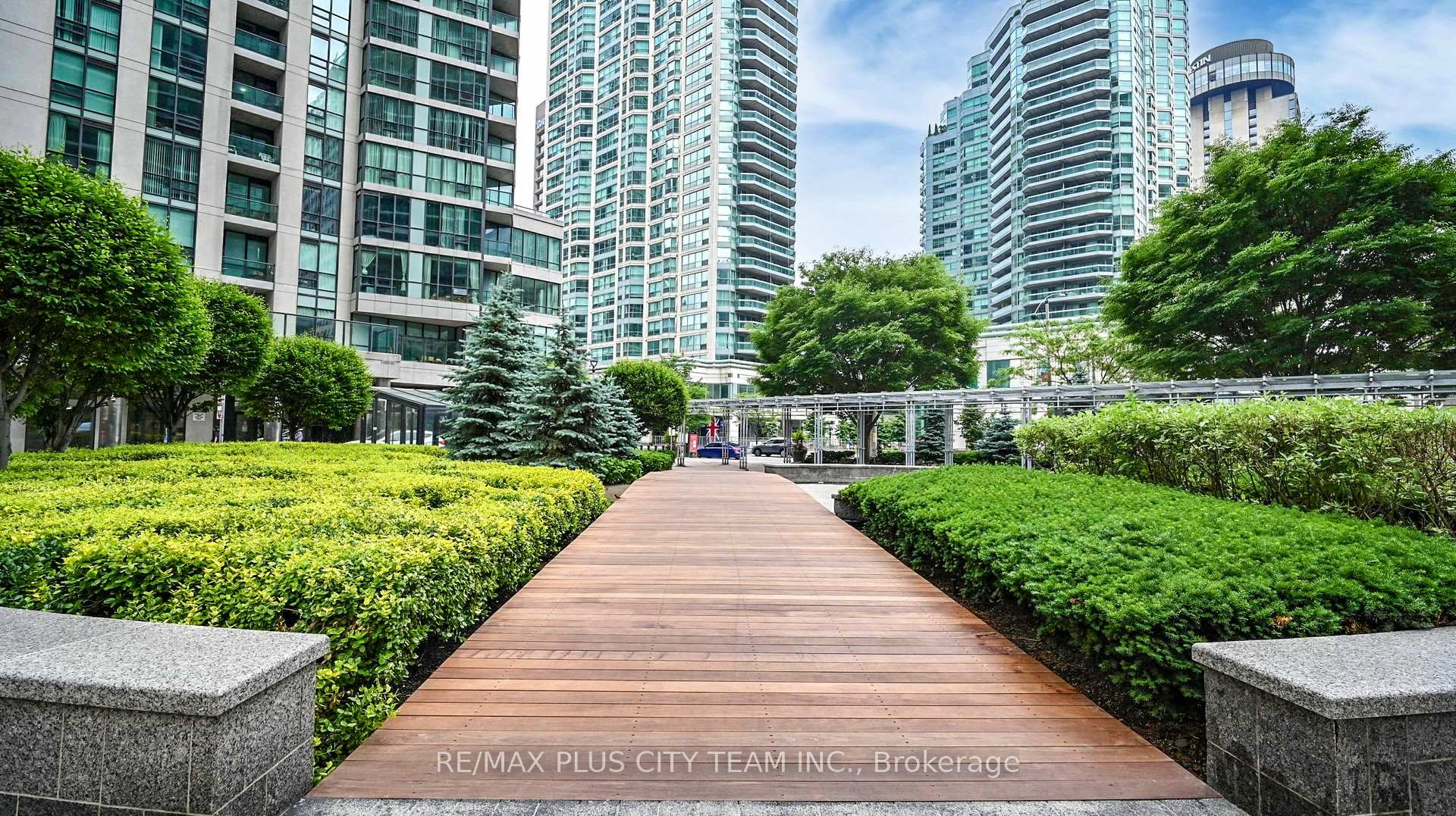 2 Bedrooms Condo at 18 Harbour, Toronto For sale