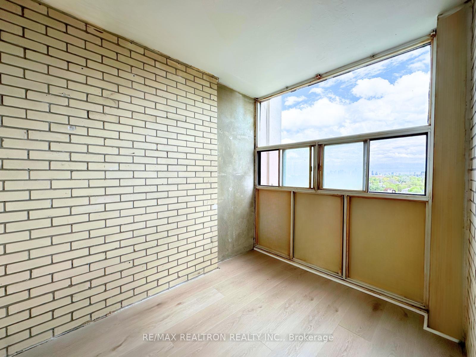 3 Bedrooms Condo at 130 Neptune, Toronto For sale