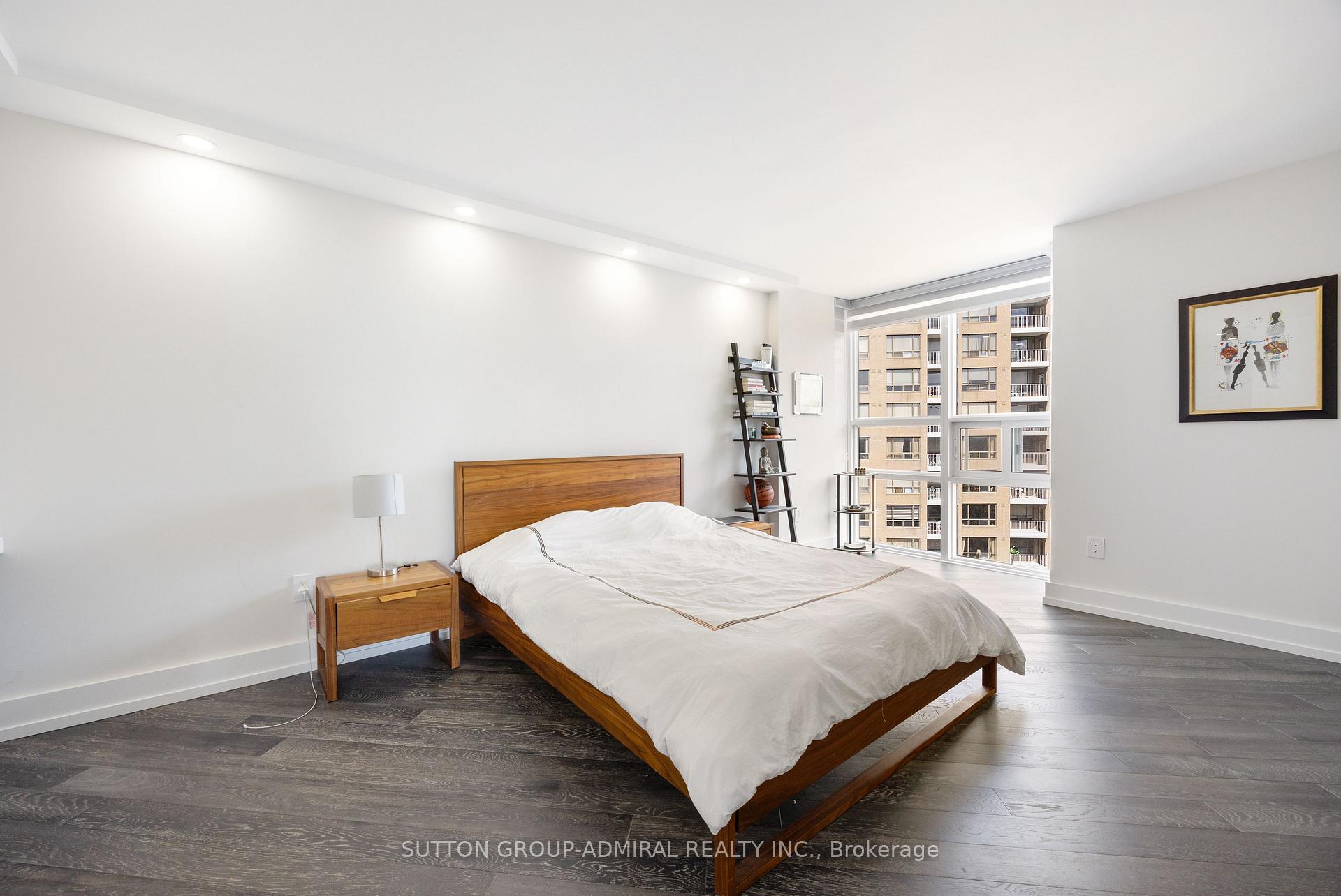 2 Bedrooms Condo at 131 Beecroft, Toronto For sale