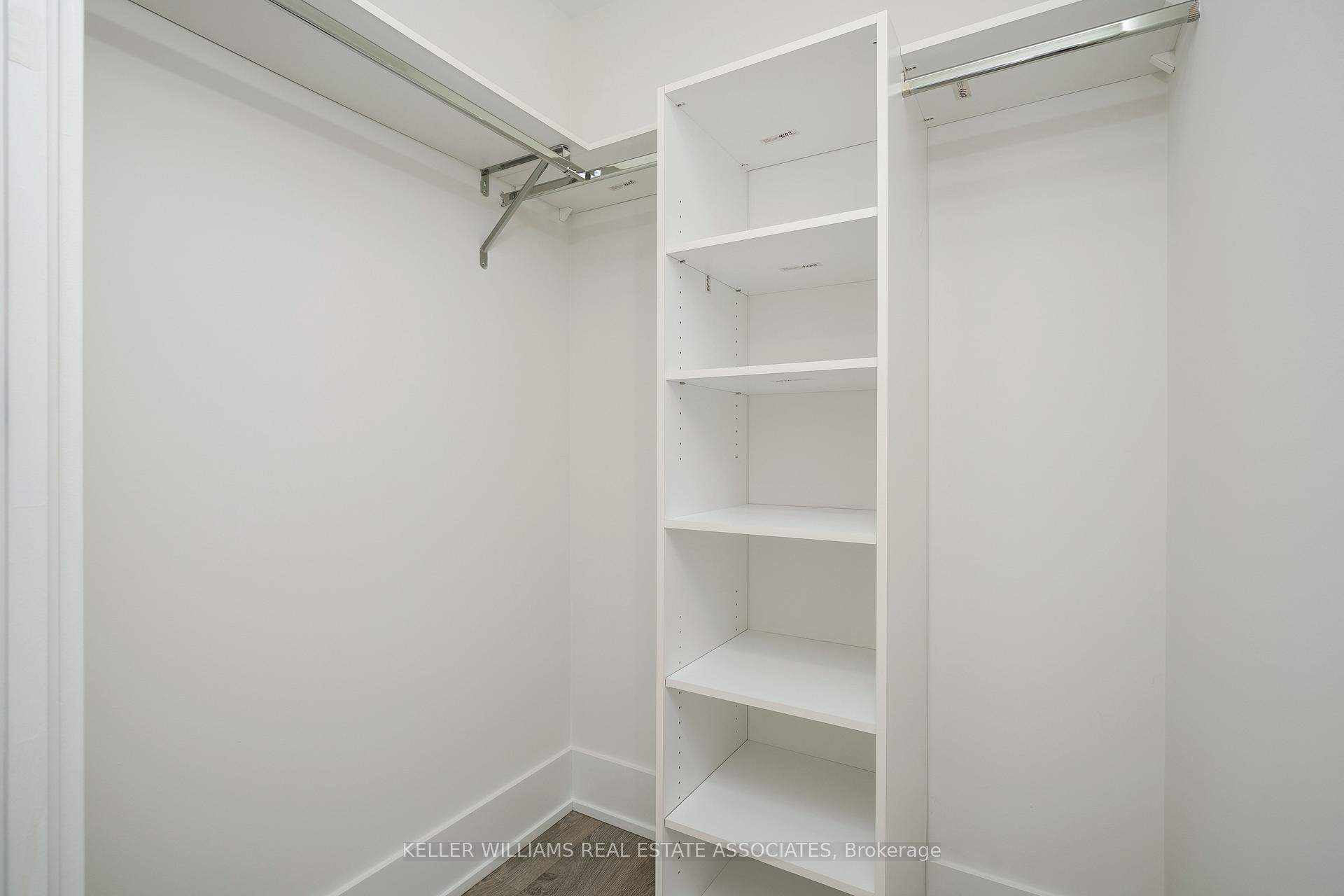 2 Bedrooms Condo at 10 York, Toronto For sale