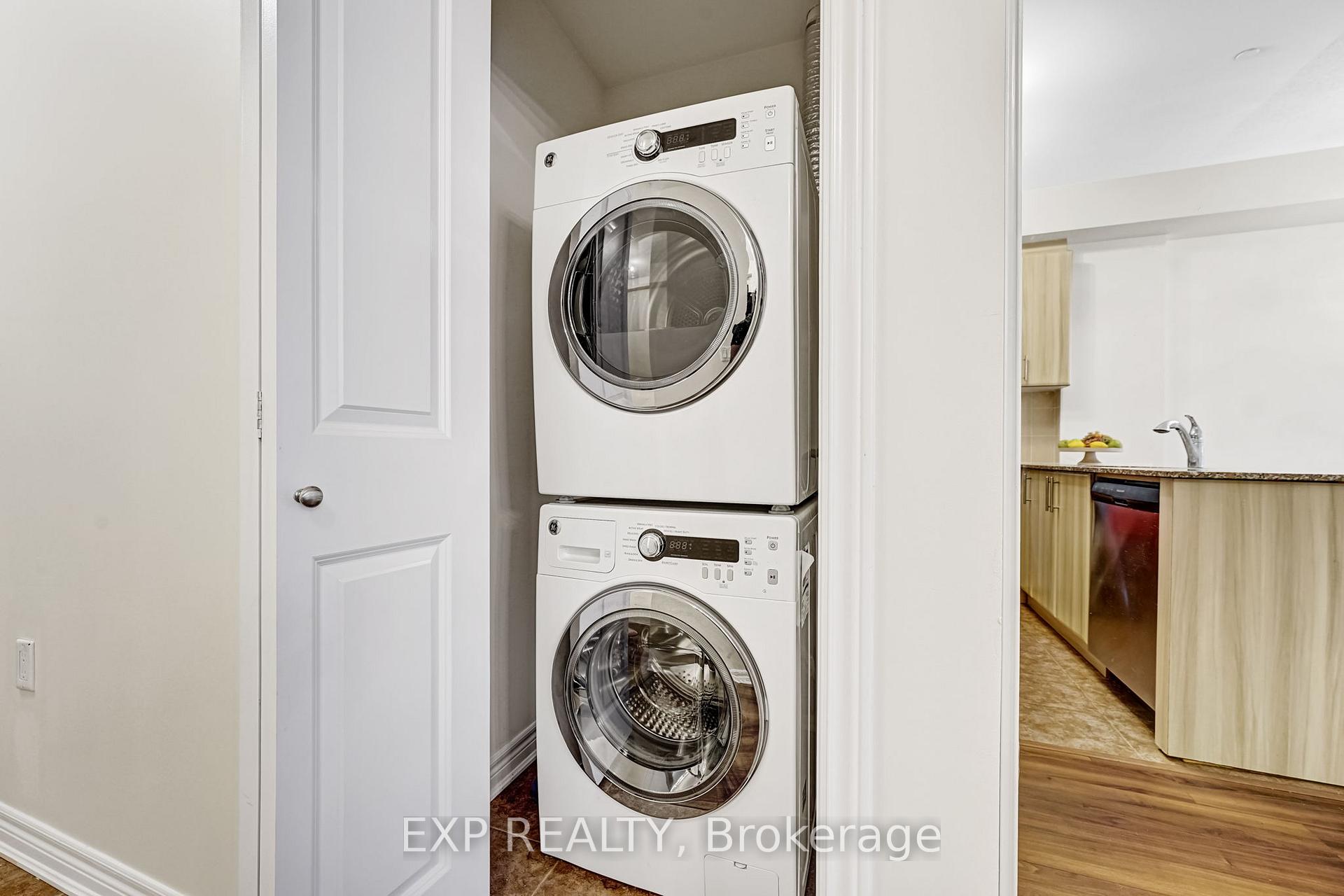 3 Bedrooms Condo at 216 Oak Park, Oakville For sale