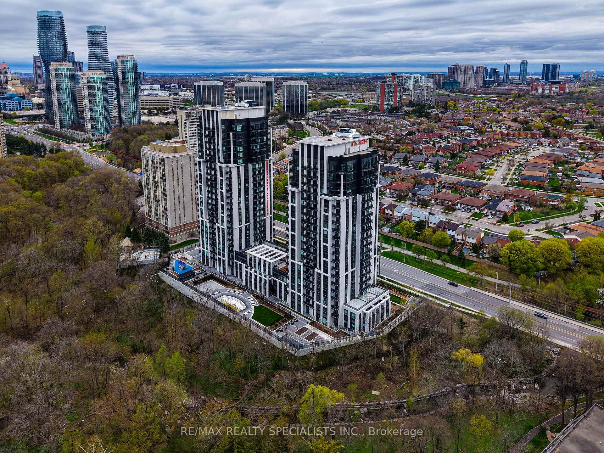 2 Bedrooms Co-op at 202 Burnhamthorpe, Mississauga For sale