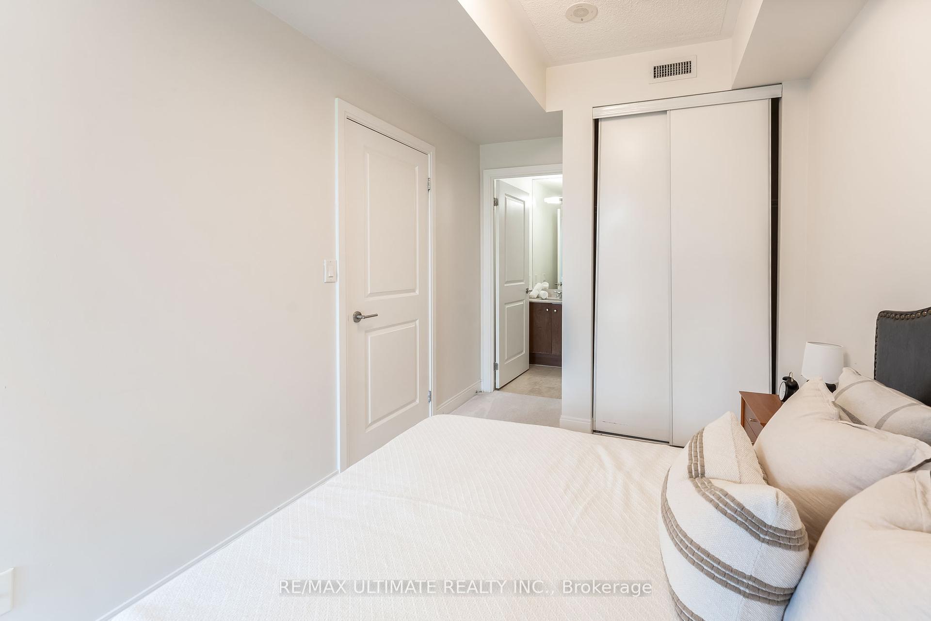 2 Bedrooms Condo at 18 Yorkville, Toronto For sale