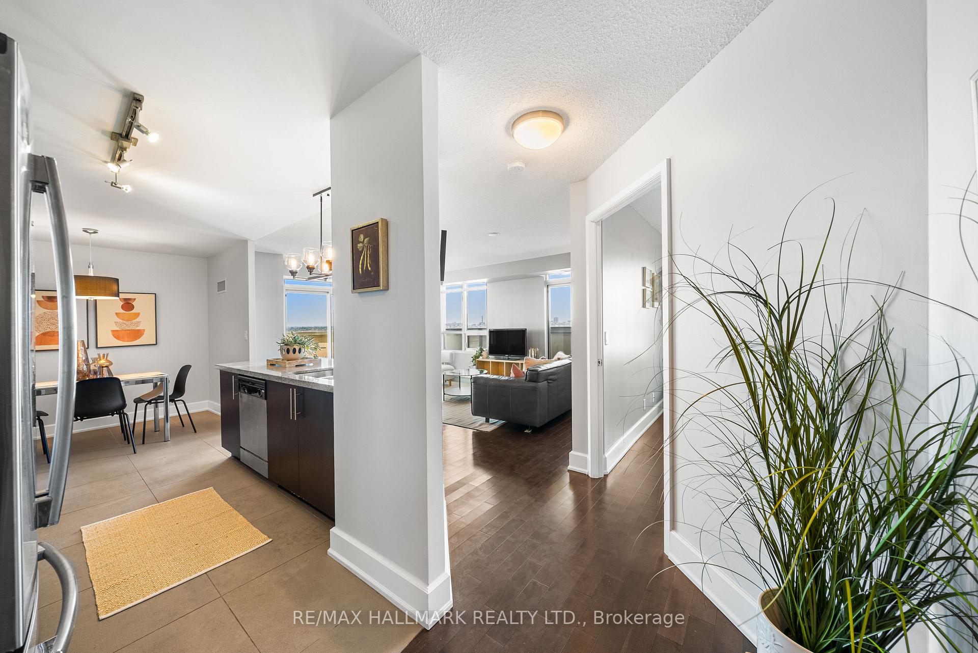 2 Bedrooms Condo at 676 Sheppard, Toronto For sale