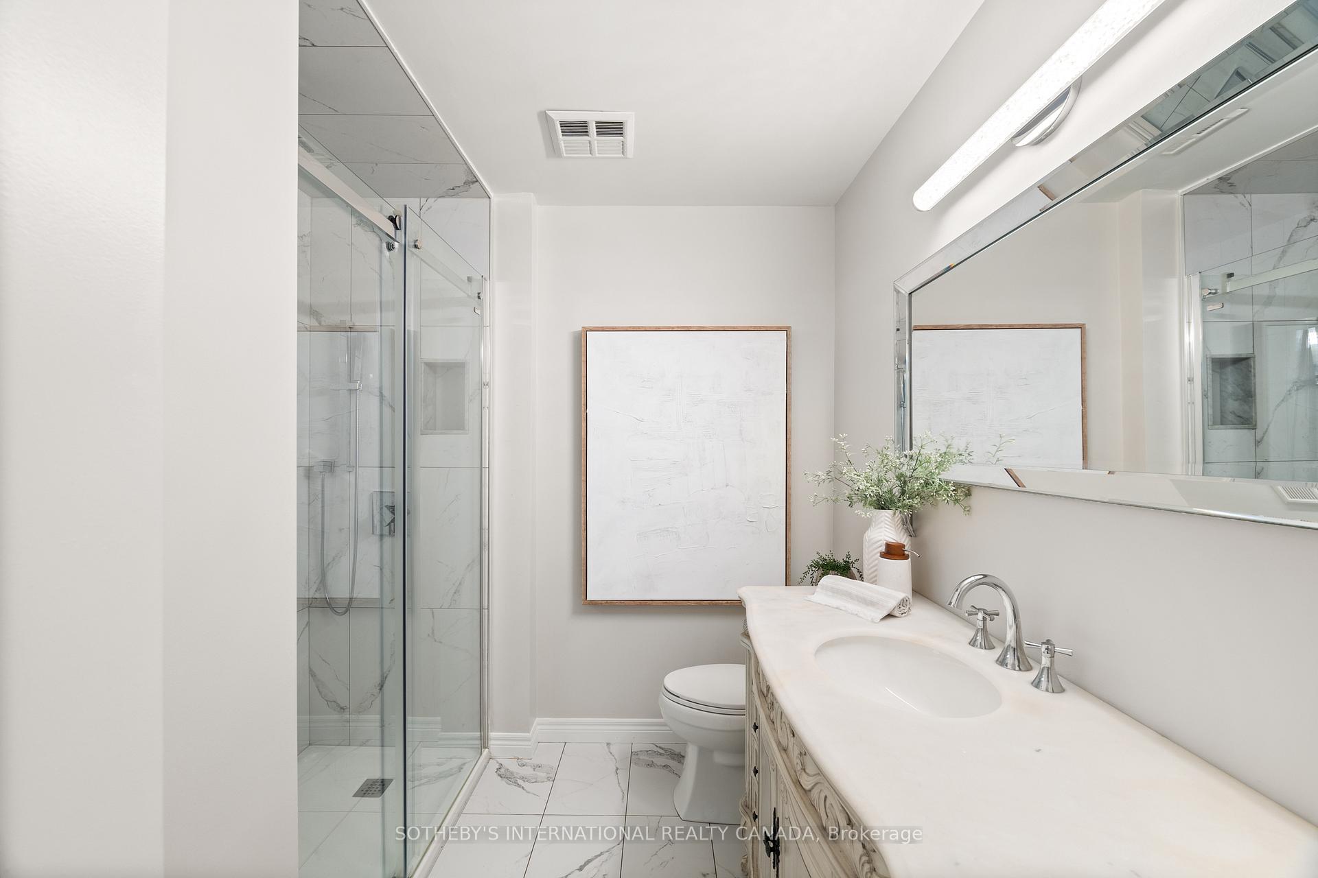 2 Bedrooms Condo at 40 Old Mill, Oakville For sale